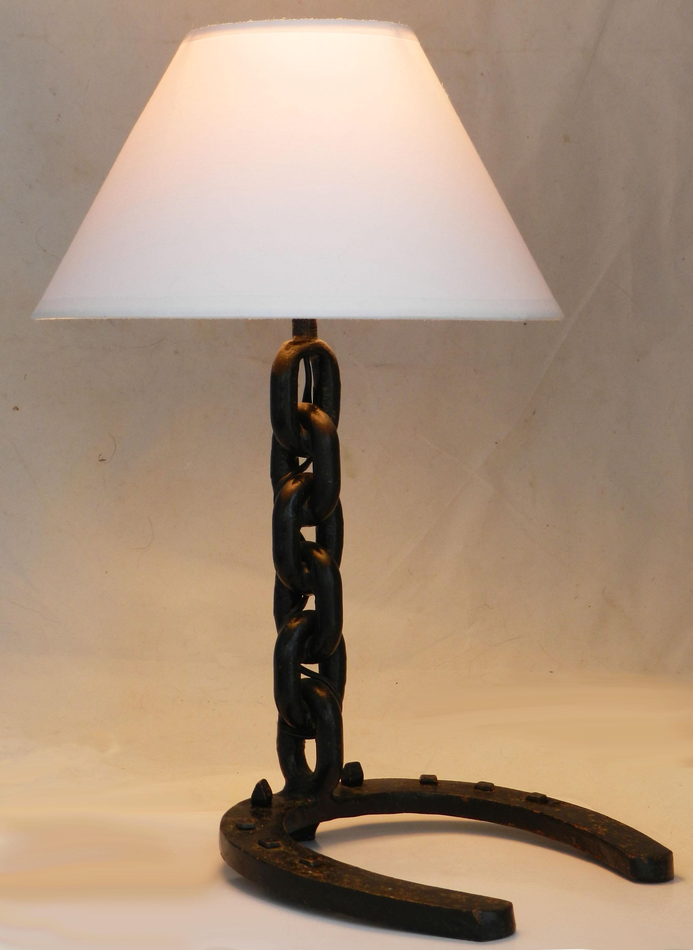 Lampada da tavolo a forma di ferro di cavallo e catena, metà del secolo scorso.
Se lo desideri, puoi ridipingerlo o riverniciarlo.
Regalo ideale per gli appassionati di cavalli 
Il paralume non è incluso
Spedizione gratuita negli Stati Uniti,