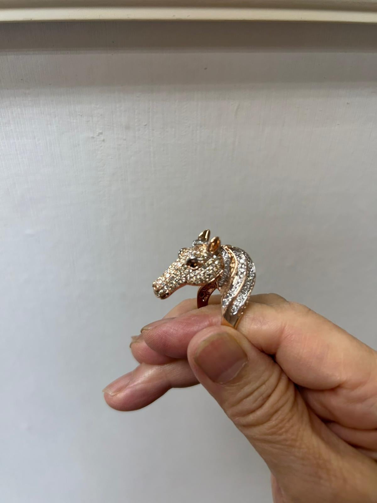 Bague en or rose 18 carats cheval étalon poney diamant pavé et rubis Pour femmes en vente