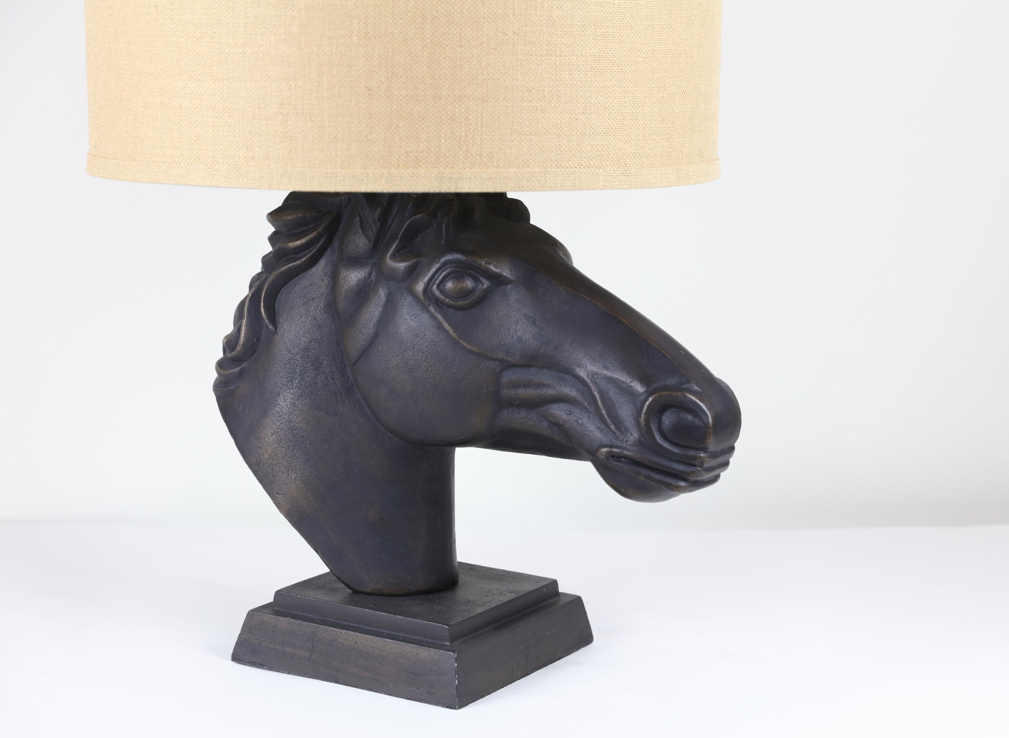 Horse table lamp

Measures: 27