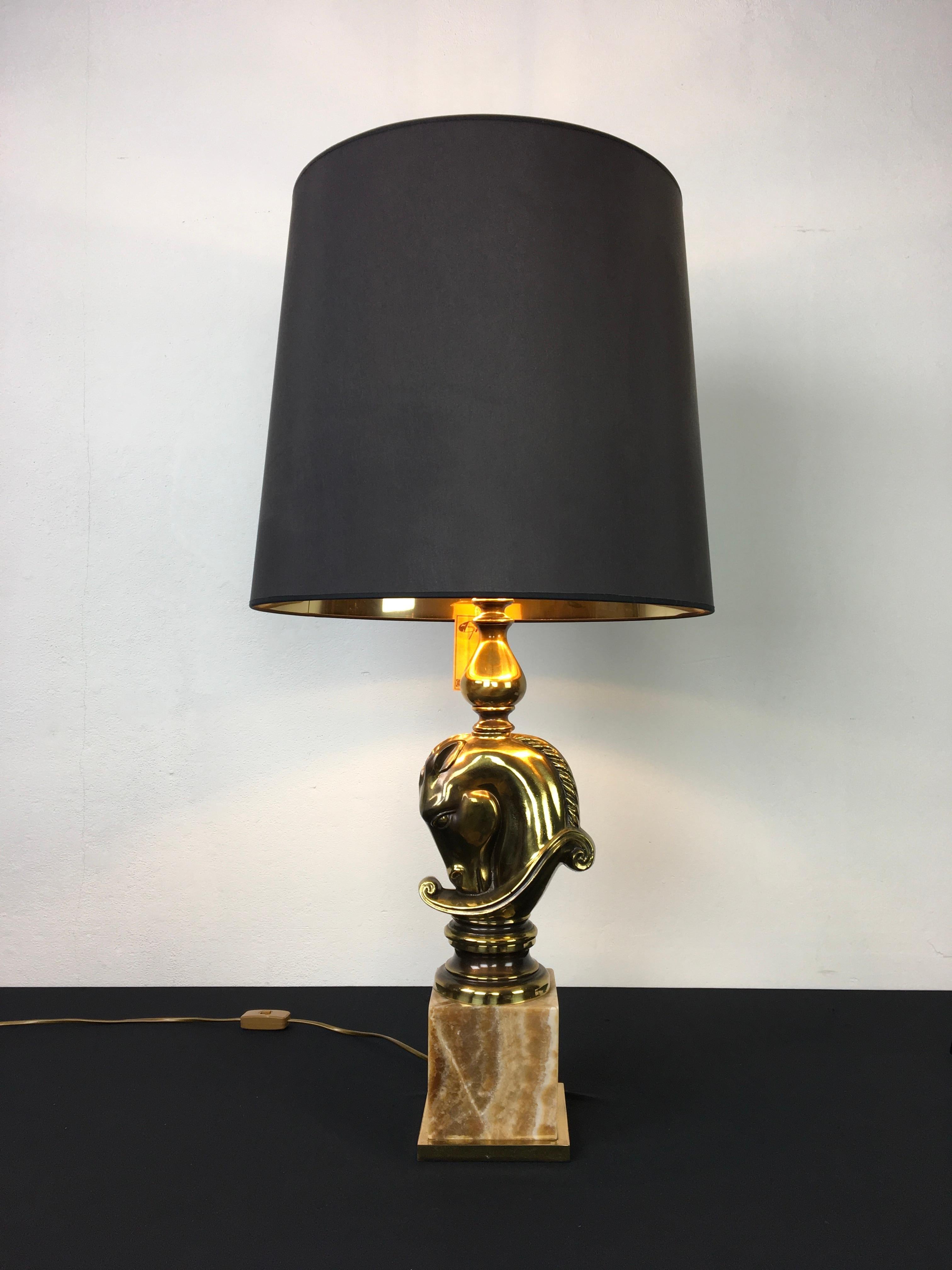 Elegant Horse table lamp. 
A bronze and brass horse head on a brown veined onyx base with brass. 
This large table lamp with horse dates from the 1970s - Deknudt Lustrerie Belgium. 
A great Chess Piece Table Light and also in the style of Maison