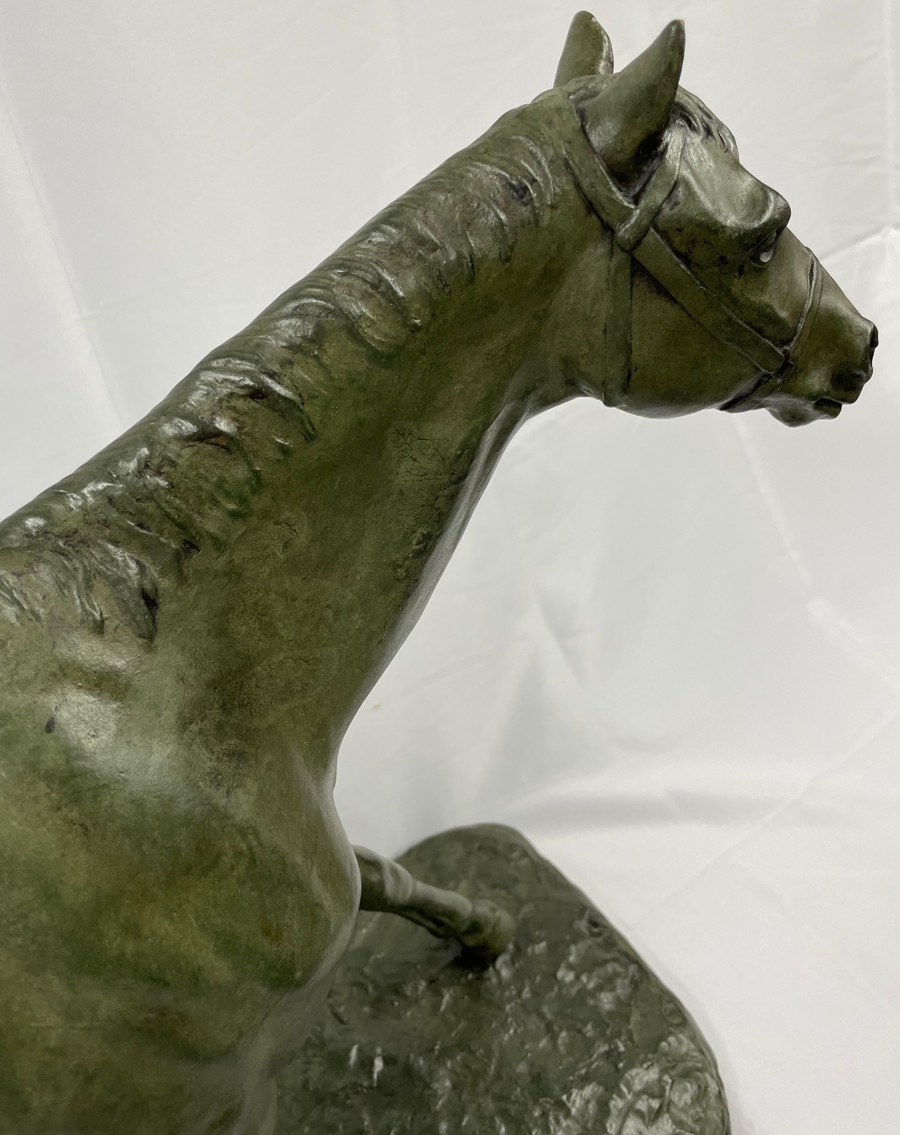 Horse walking in bronze with green patina. Signed on the base M.de Mathelin 1900 In Fair Condition For Sale In Saint-Ouen, FR