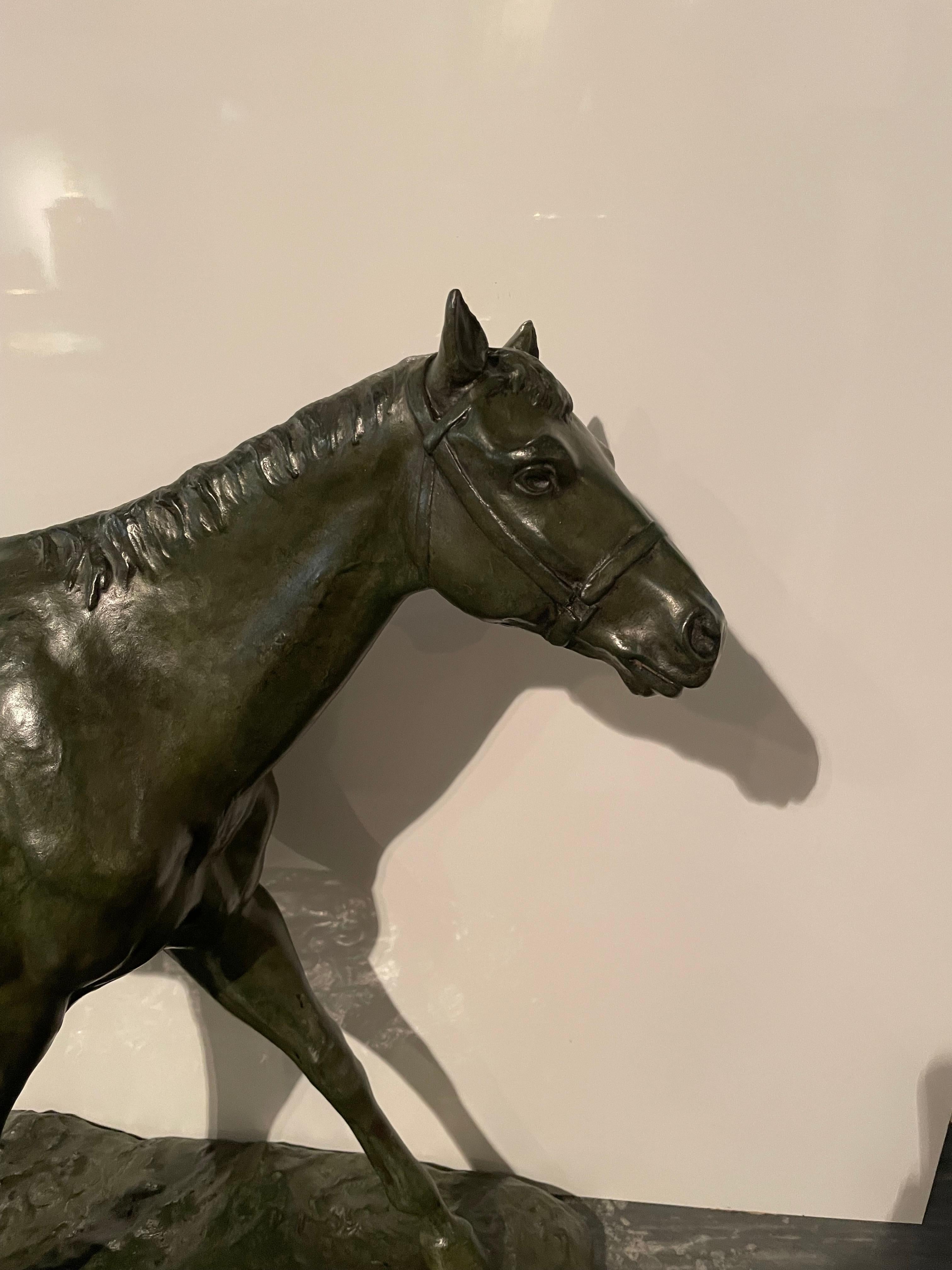 Horse walking in bronze with green patina. Signed on the base M.de Mathelin 1900 For Sale 1