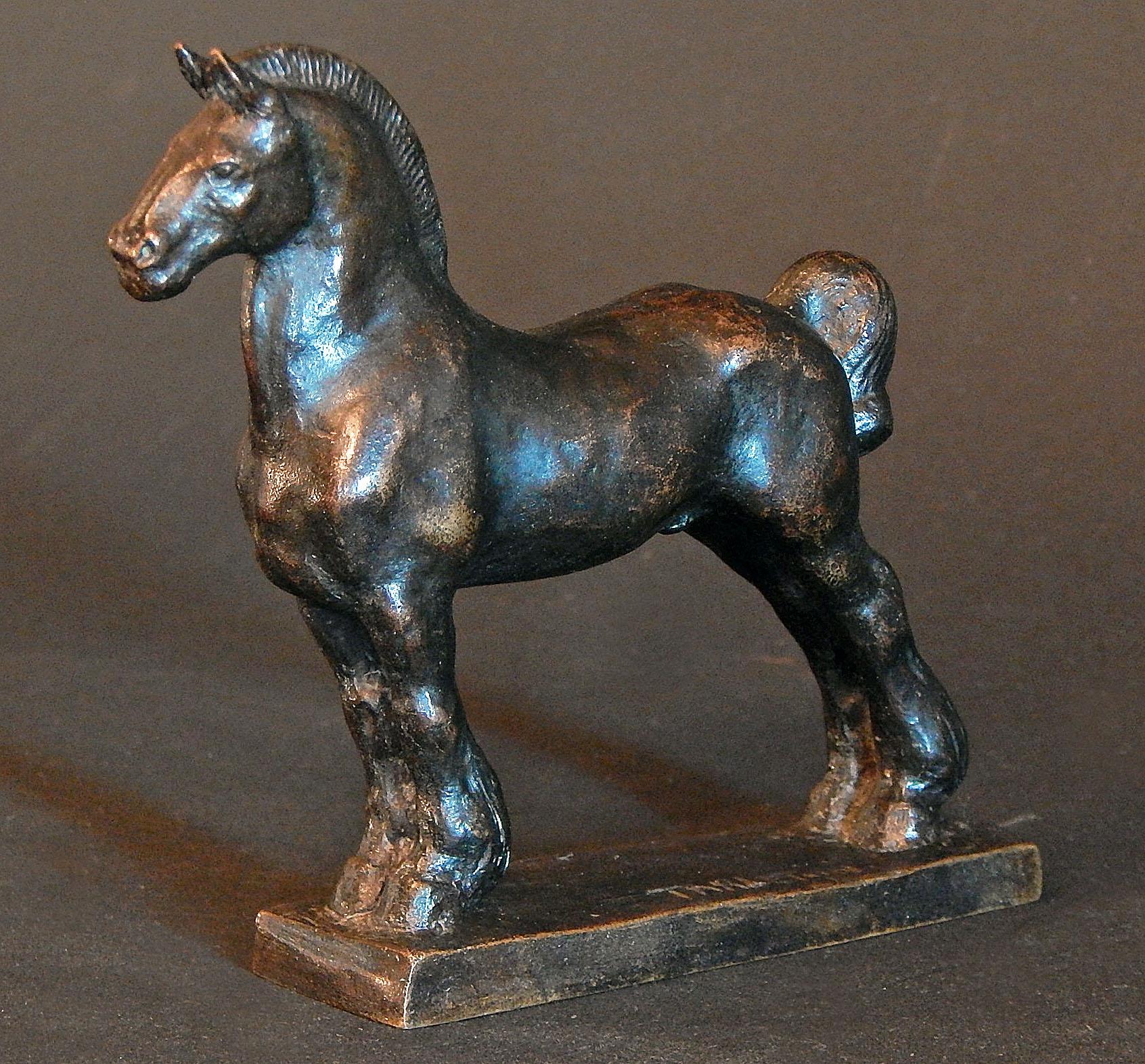 Diese seltene Bronze eines stehenden Pferdes wurde von Mary Tarleton Knollenberg geschaffen und zeigt den Schweif des Pferdes in einem klassischen Schlammknoten, der von Reitern verwendet wird, um den Schweif des Pferdes von Schmutz und Schlamm auf
