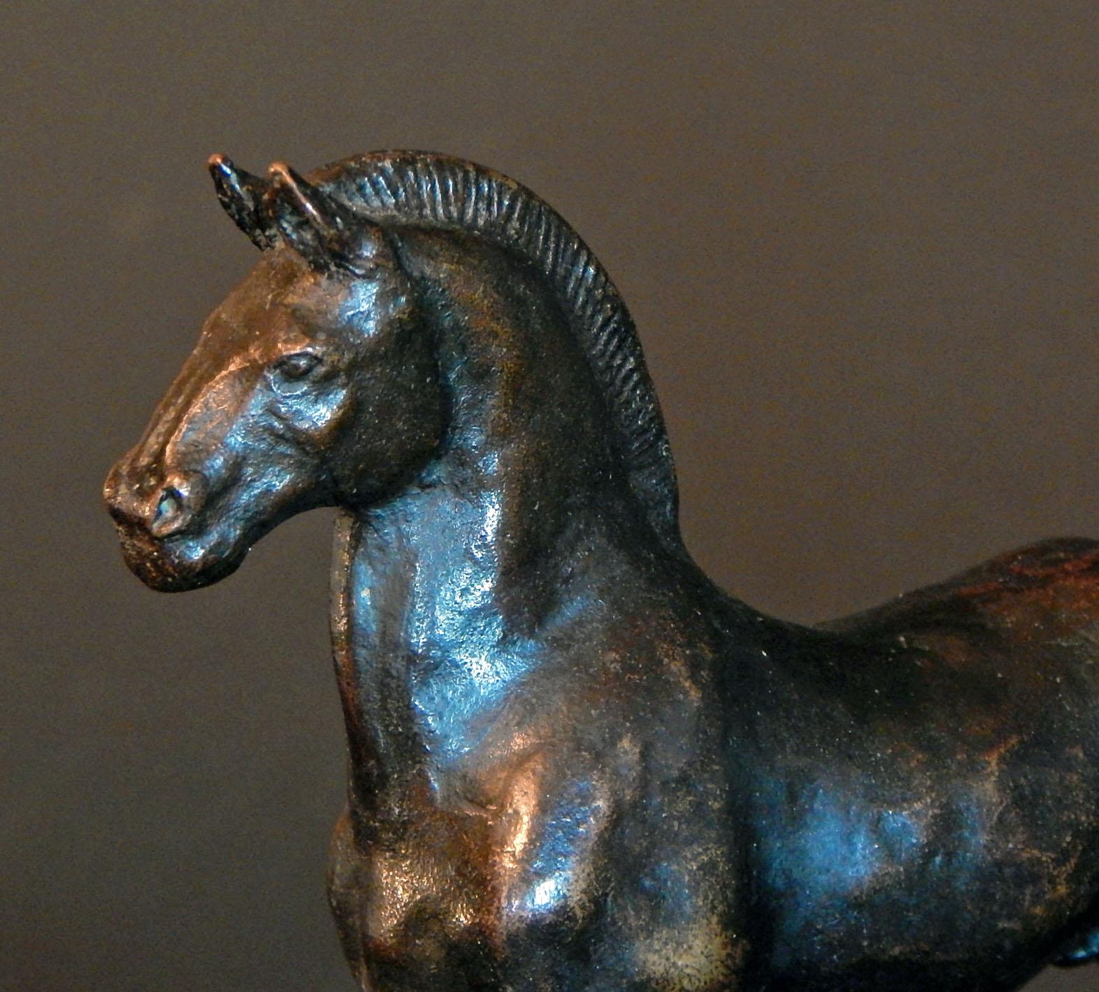 Seltene und schöne Bronzeskulptur eines stehenden Pferdes 