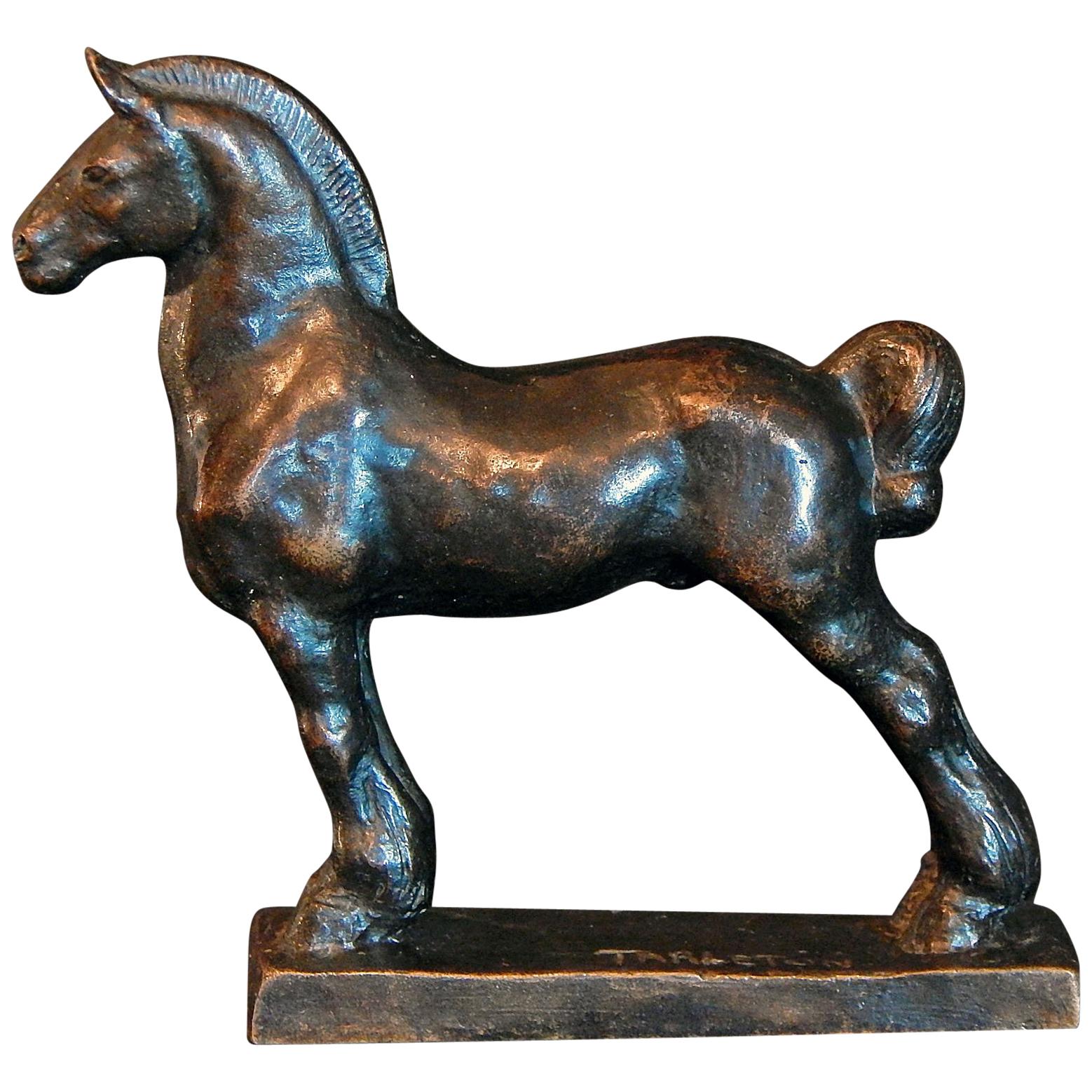 Seltene und schöne Bronzeskulptur eines stehenden Pferdes ""Horse mit gedämpftem Knoten" im Angebot