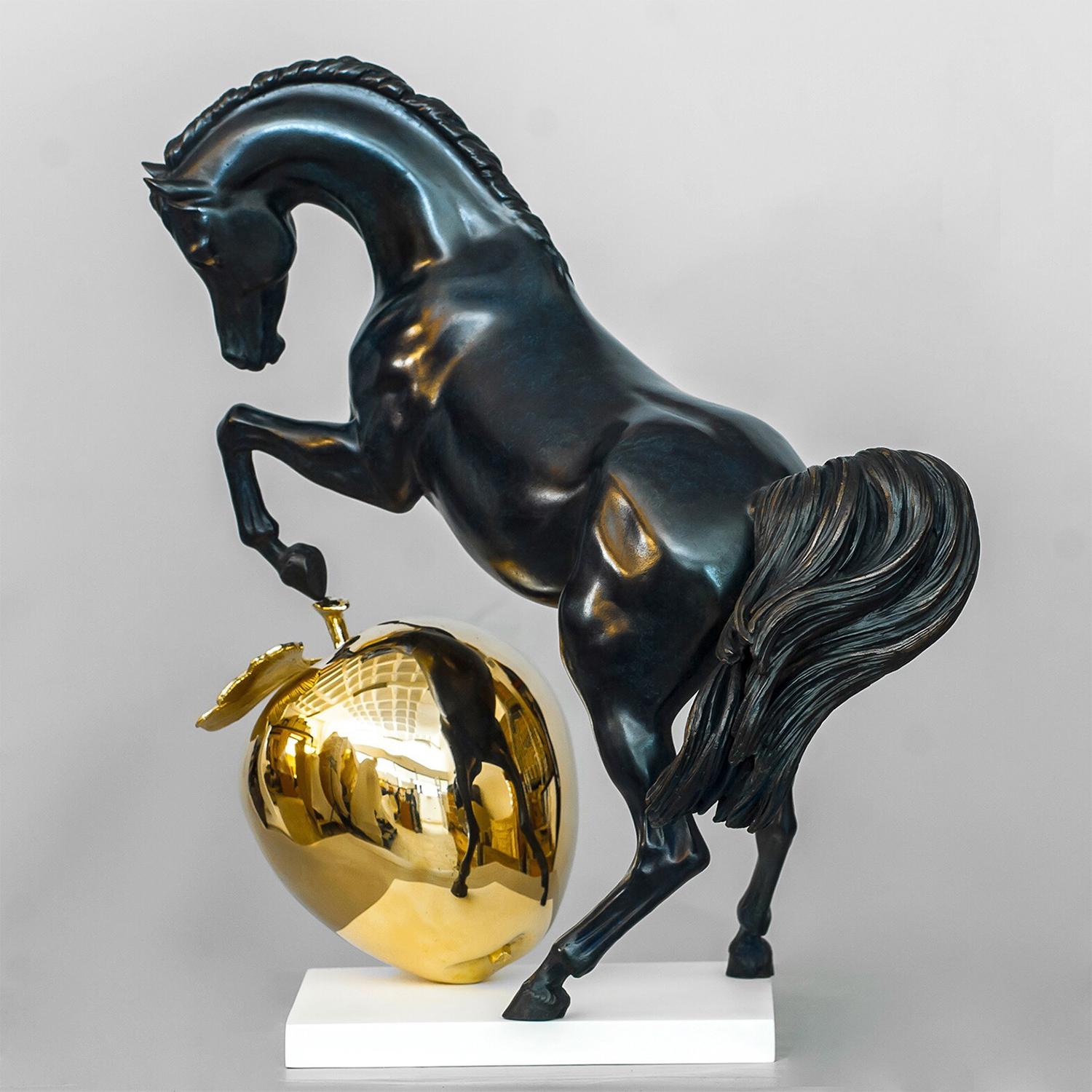 Sculpture Horse with the Golden Apple in solid 
patinated bronze. With bronze apple gold plated
with 24 karat and with a gikgo biloba leave. 
the theme of the Golden Apple witnessing its ecological 
environment, cultural or aesthetic associated