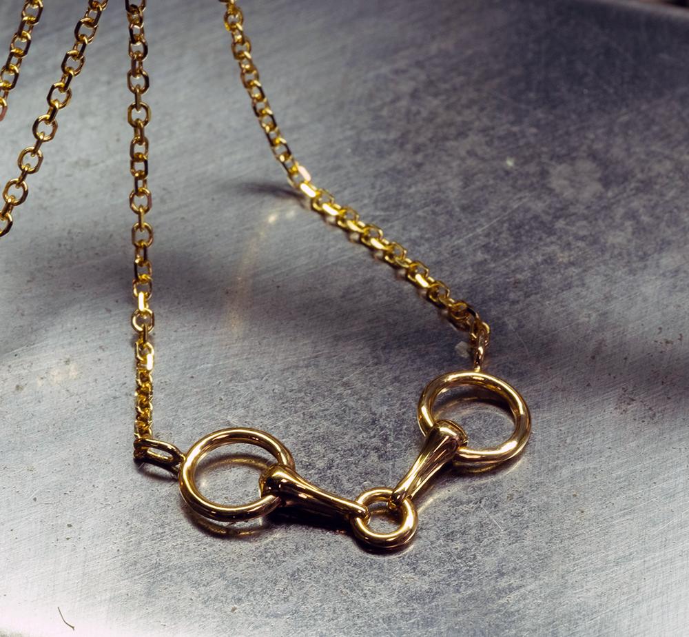 Das Horse Bit Choker ist ein Meisterwerk der Raffinesse und Anmut. Dieses makellos gefertigte Kropfband aus strahlendem 18-karätigem Gold verkörpert zeitlose Eleganz. Erhöhen Sie Ihren Look mit der subtilen Kraft und Anziehungskraft dieses