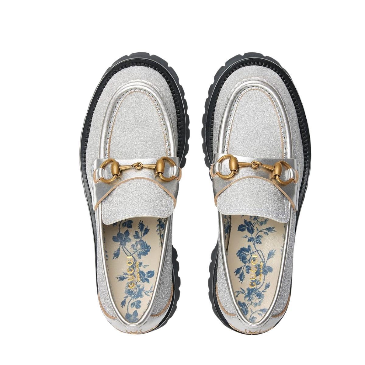 Horsebit lug sole glitter loafers
Silver leather
Glitter detailing
Signature Horsebit detail
Embroidered bee detail
Branded insole
Rubber lug sole
Composition: Leather 100%
Lining: Leather 100%
Sole: Rubber 100%
Height: 1