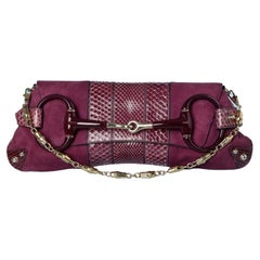 Pochette en daim violet et chaîne en python à mors de cheval  Gucci par Tom Ford 