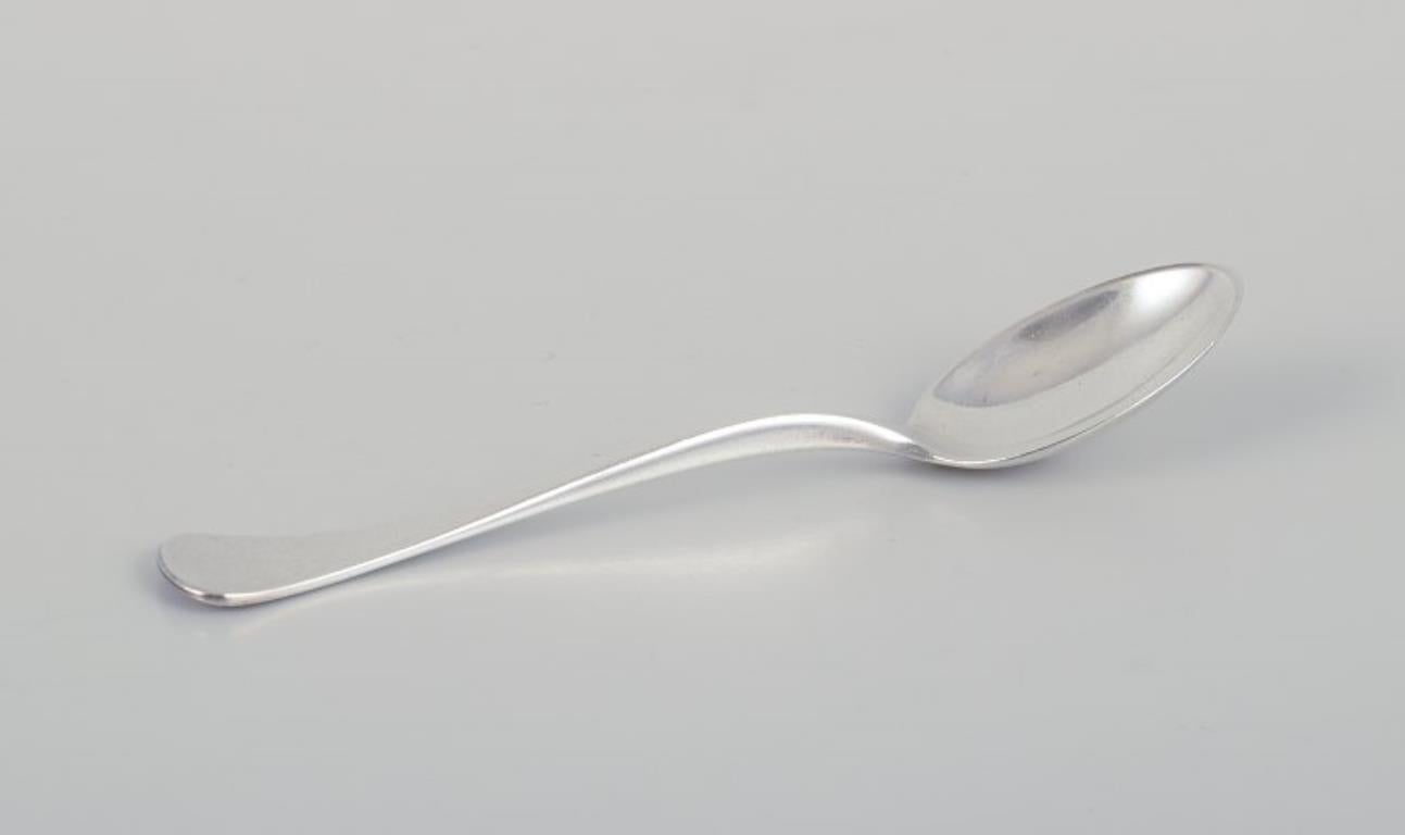 A. Silver. Un ensemble de huit cuillères à café en argent 830. Design/One moderne et épuré.
Environ dans les années 1960.
Poinçonné.
Elle est en excellent état.
Dimensions : L 11,5 cm : I.L.A. 11,5 cm.