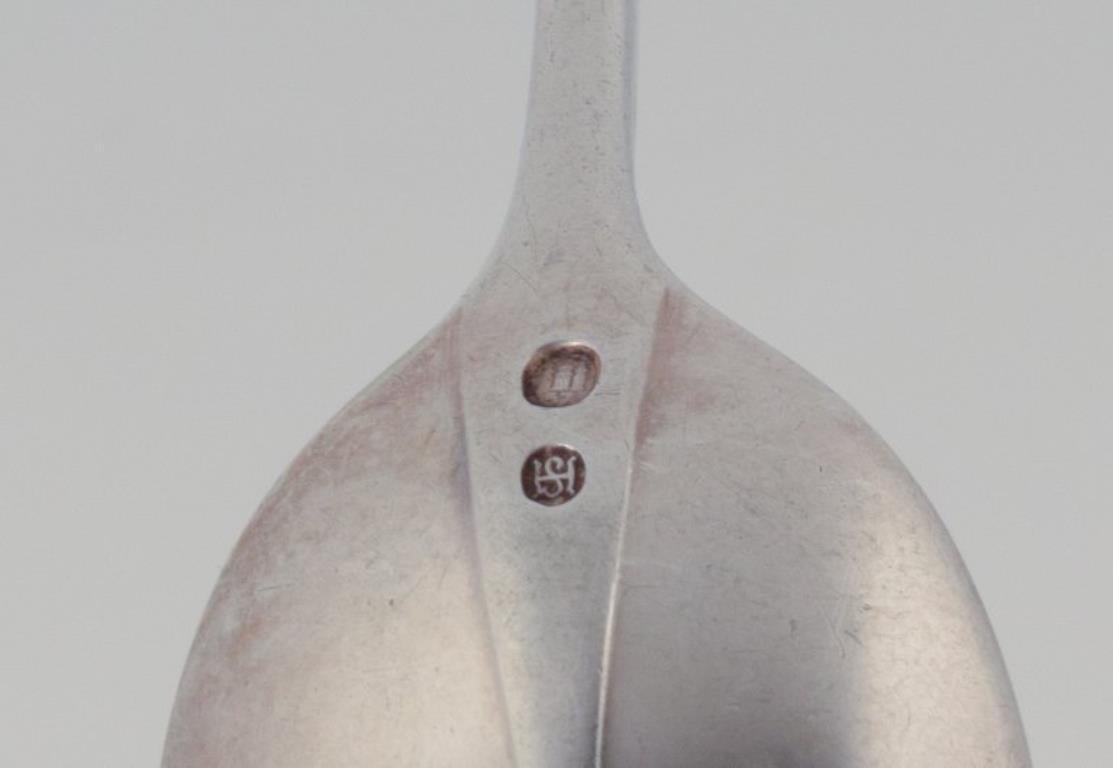 Milieu du XXe siècle A. Silver. Un ensemble de huit cuillères à café en argent 830. en vente