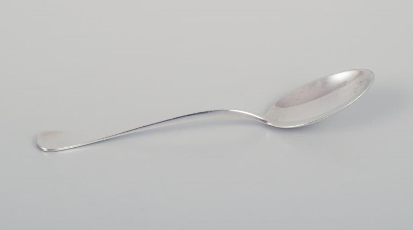 A. Silver. Un ensemble de neuf cuillères à manger en argent 830.
Design/One moderne et épuré.
Environ dans les années 1960.
Poinçonné.
Elle est en excellent état.
Dimensions : L 17,9 cm : I.L.A. 17.9 cm.