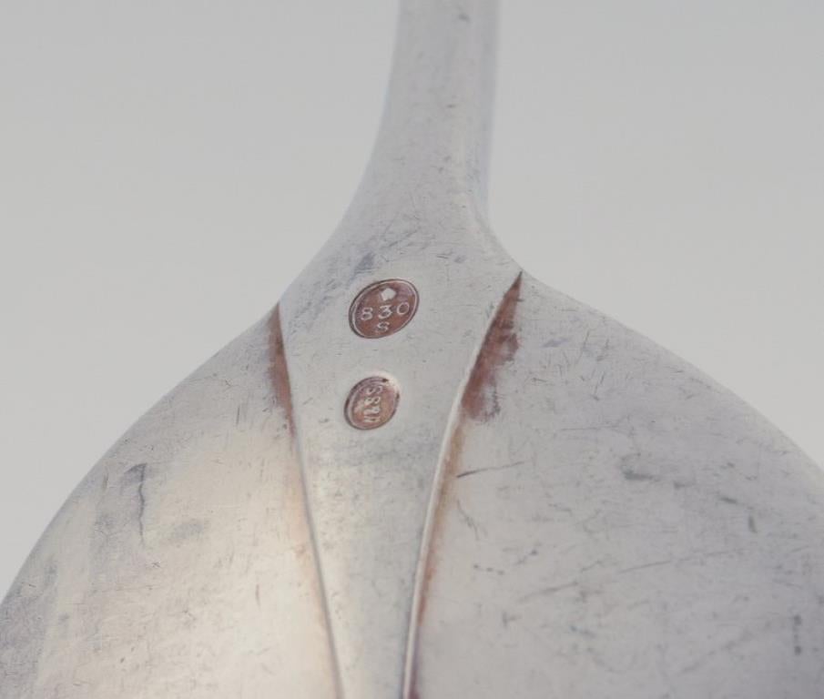 Milieu du XXe siècle A. Silver. Un ensemble de neuf cuillères à manger en argent 830. en vente