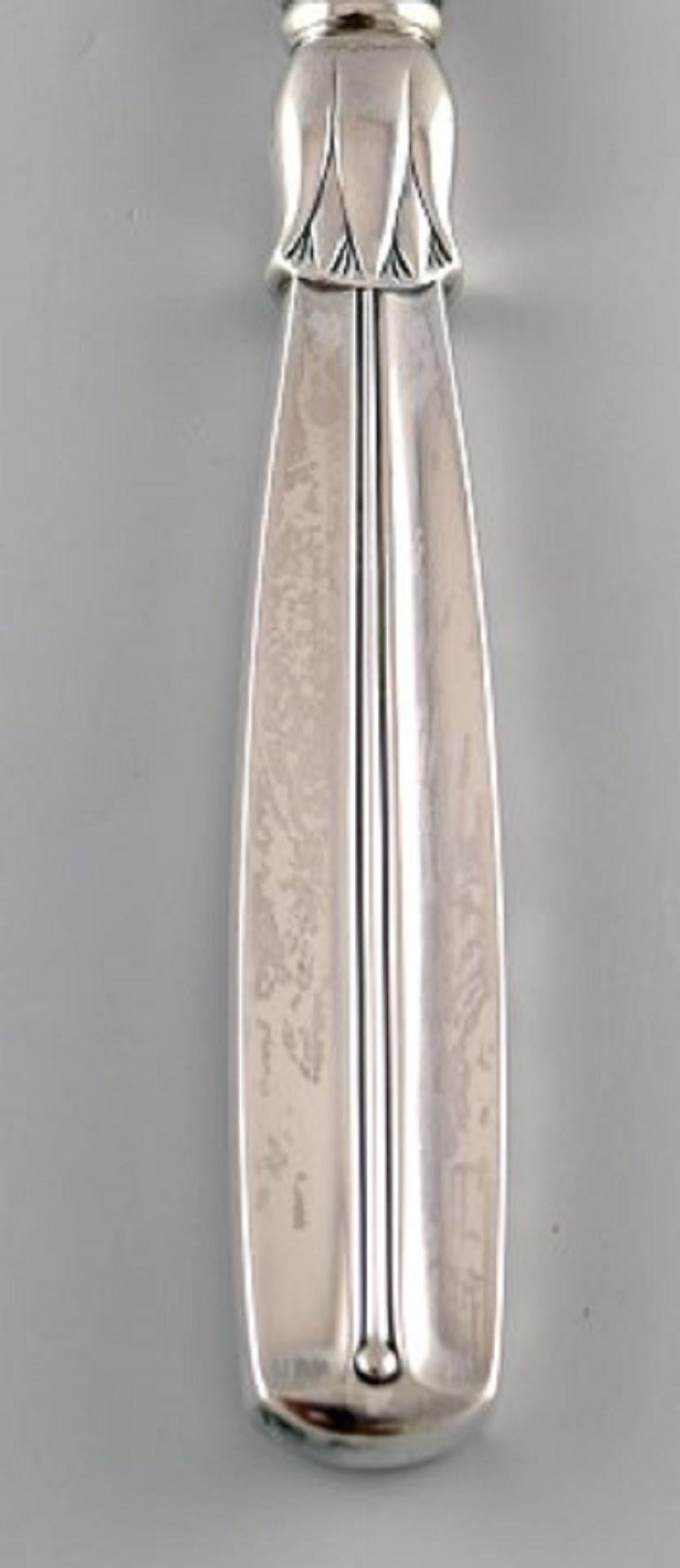 Horsens silver (Denmark). Lotus cake knife in silver, 1954.
In very good condition.
Stamped and dated: HS and three towers.
Measures: 24 cm.
 