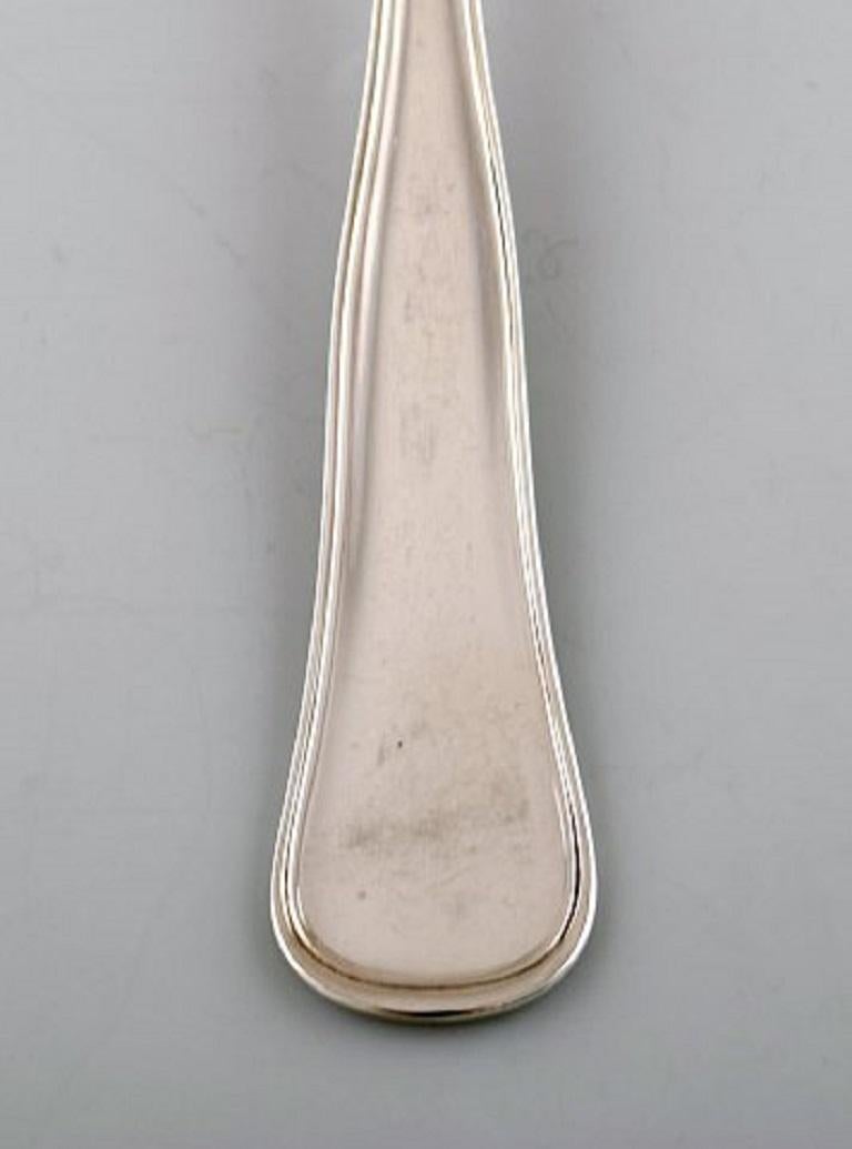 Argent de Horsens (Danemark). Grande cuillère à soupe danoise en argent, années 1950.
En très bon état.
Estampillé.
Mesures : 21,5 cm.
13 pièces en stock.