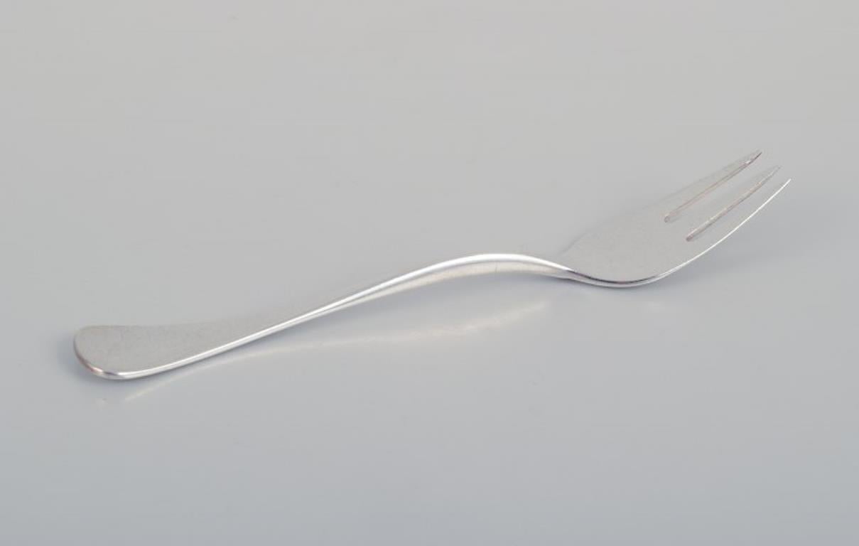 A. Silver. Un set de dix fourchettes à pâtisserie en argent 830.
Design/One moderne et épuré.
Environ dans les années 1960.
Poinçonné.
Elle est en excellent état.
Dimensions : L 13,2 cm : I.L.A. 13,2 cm.