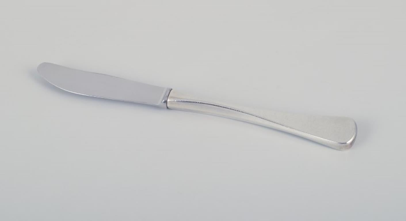 Horsens Silver. Three lunch knives in 830 silver with stainless steel blades. Modernist and sleek design.
Approximately from the 1960s.
Hallmarked.
In excellent condition.
Dimensions: L 17.5 cm.