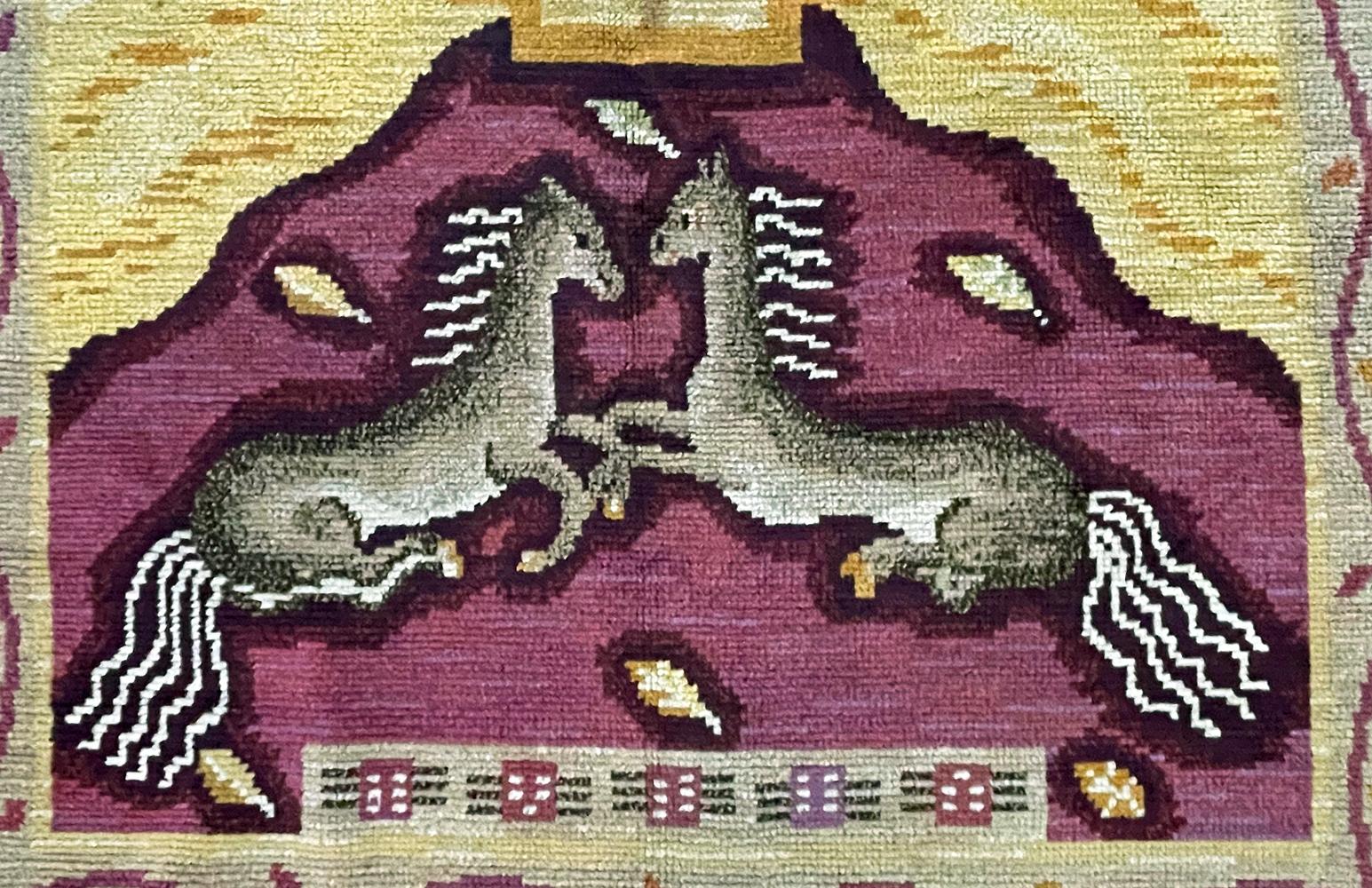 Tissé en 1934 selon un motif Art déco très stylisé avec des chevaux au galop et des oiseaux en vol, ce tapis extraordinaire a été fabriqué par la principale école de tissage de Suède, fondée par Johanna Brunsson au XIXe siècle. Cette pièce a été