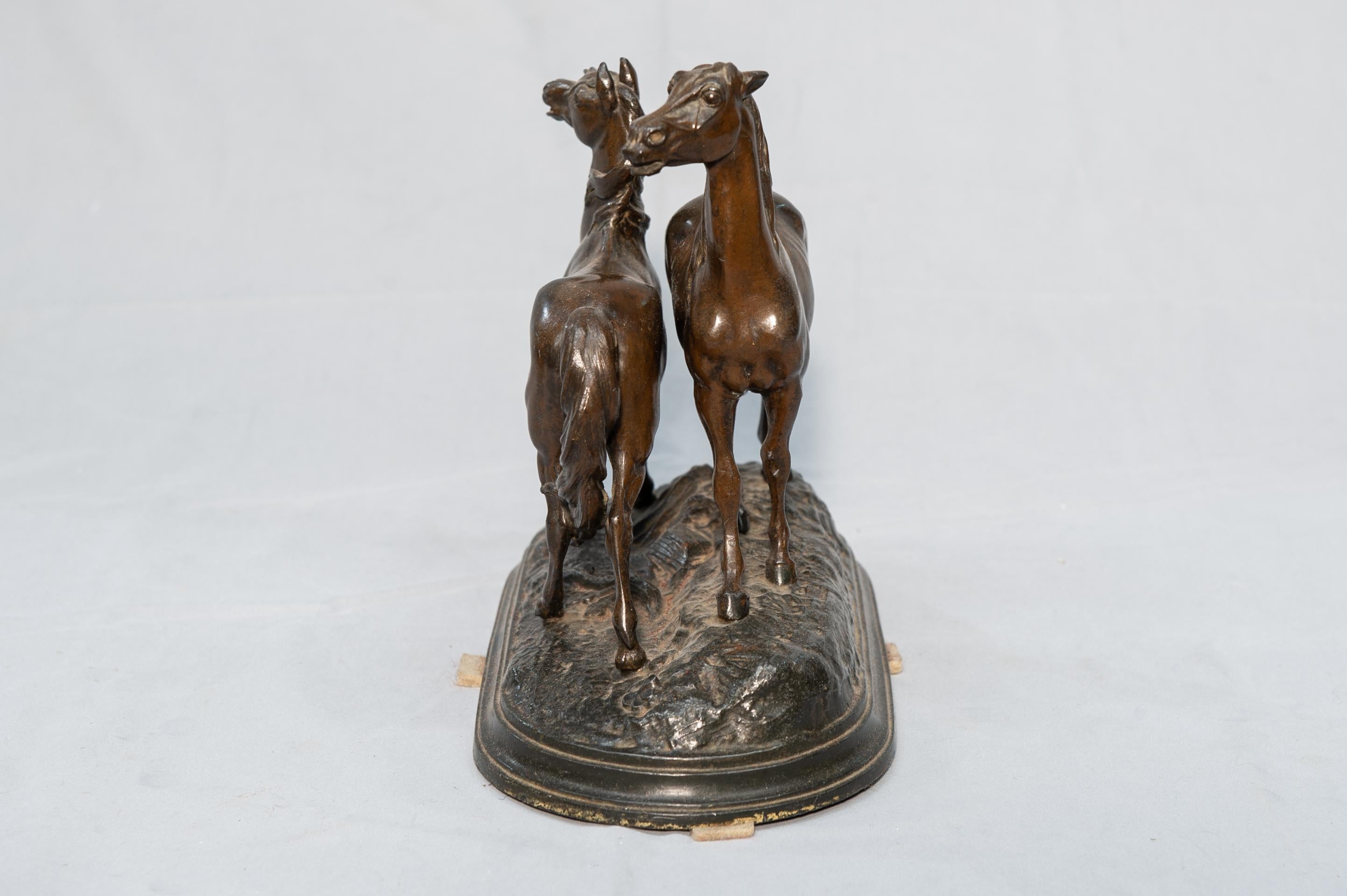 O/2677 - This horses statue is a league of bronze and perhaps antimony. May be it's more antique: end '800. 
For those who love horses these have a moving expression, although not large. 
Price is good.

 