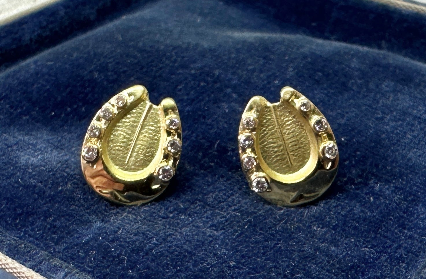Il s'agit d'une paire de boucles d'oreilles de chance en fer à cheval rétro, serties de 14 diamants en or 18 carats, provenant de France.  Les élégantes boucles d'oreilles sont françaises et présentent un design rétro classique de la modernité du