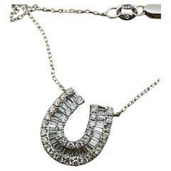 Collana con ciondolo a ferro di cavallo in oro bianco con diamanti a grappolo (tondi e baguette) da 1,40 ct.