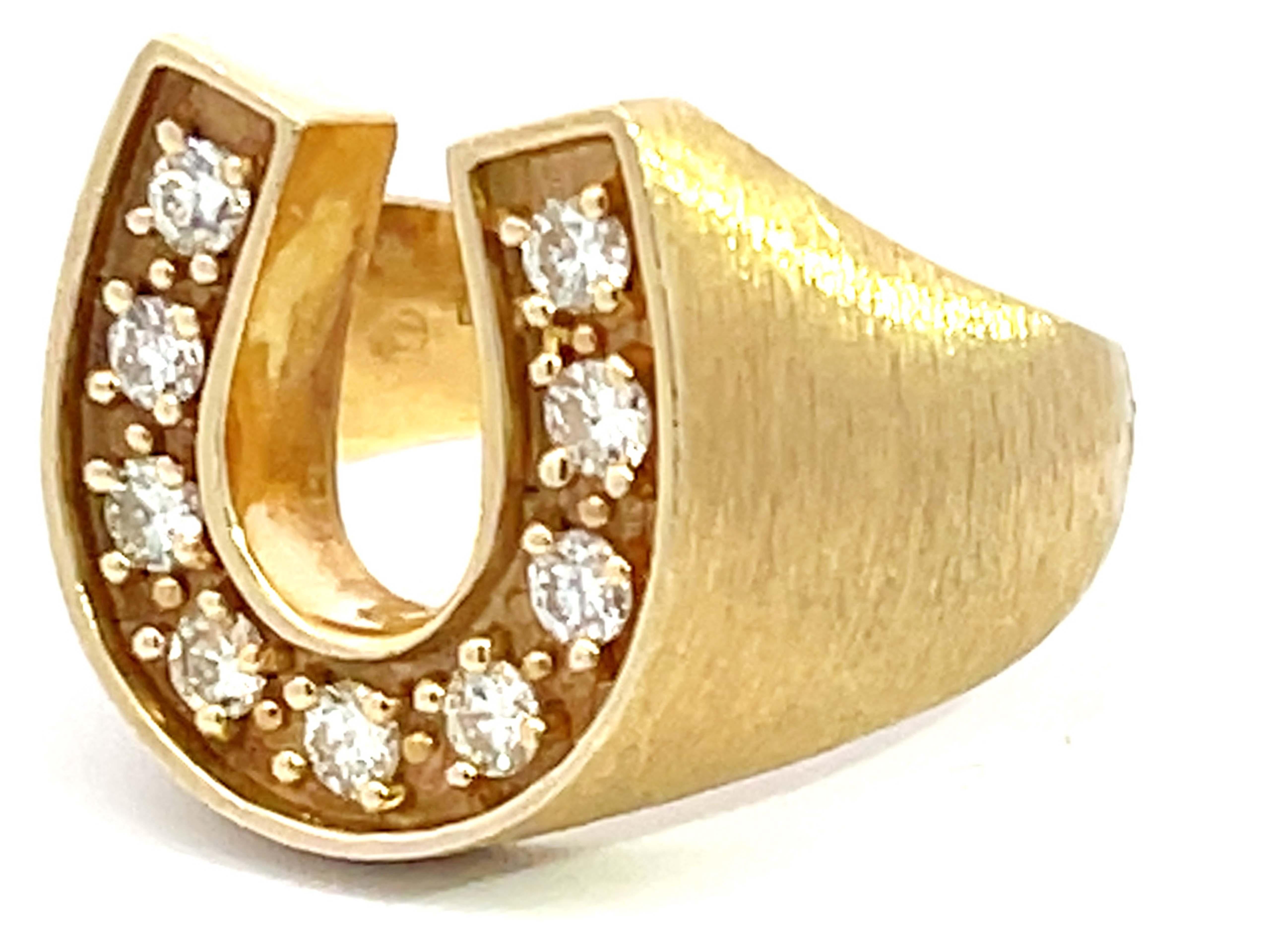 Taille brillant Bague fer à cheval en or jaune 14 carats avec finition satinée et 9 diamants en vente