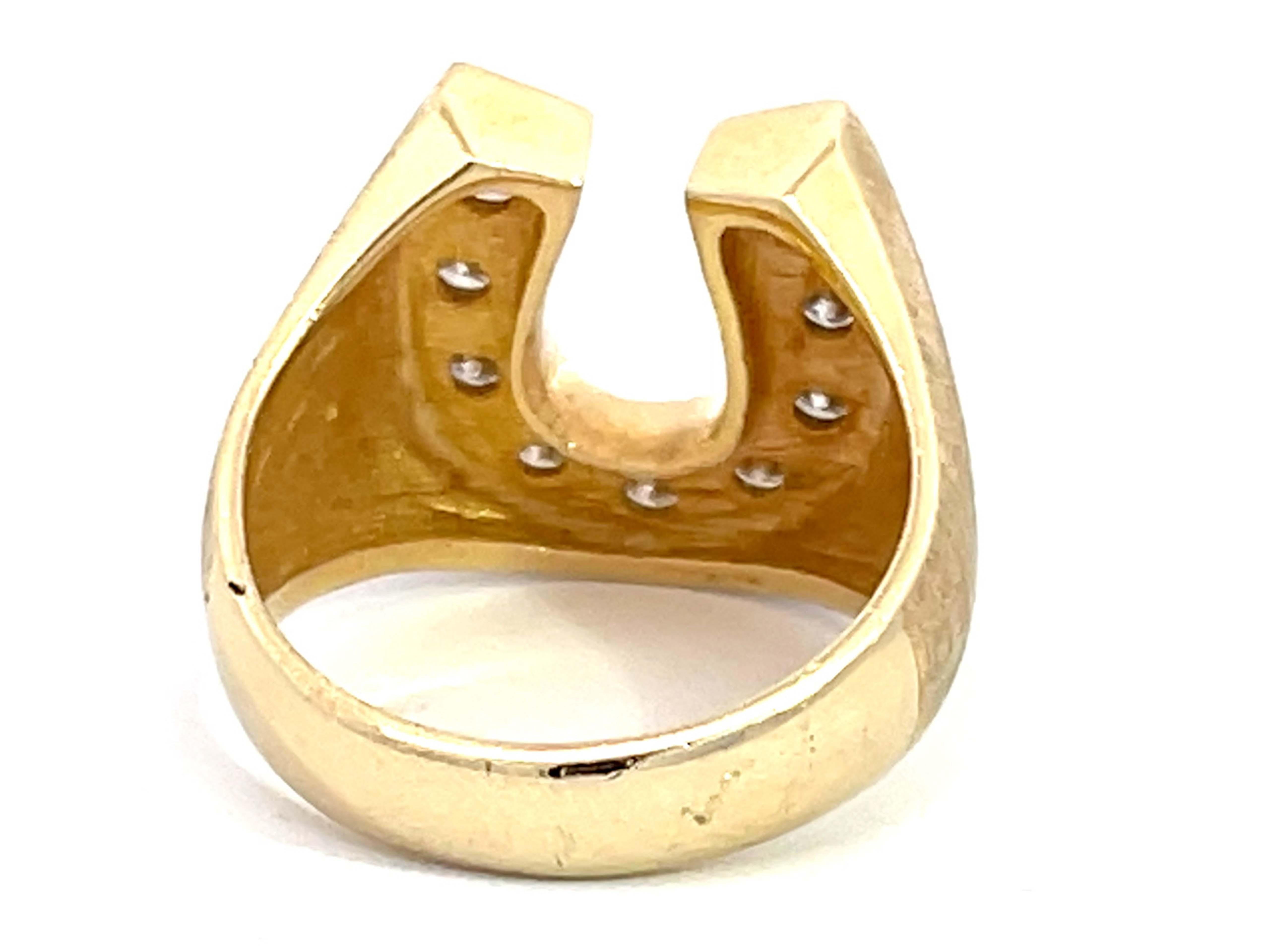 Bague fer à cheval en or jaune 14 carats avec finition satinée et 9 diamants en vente 1