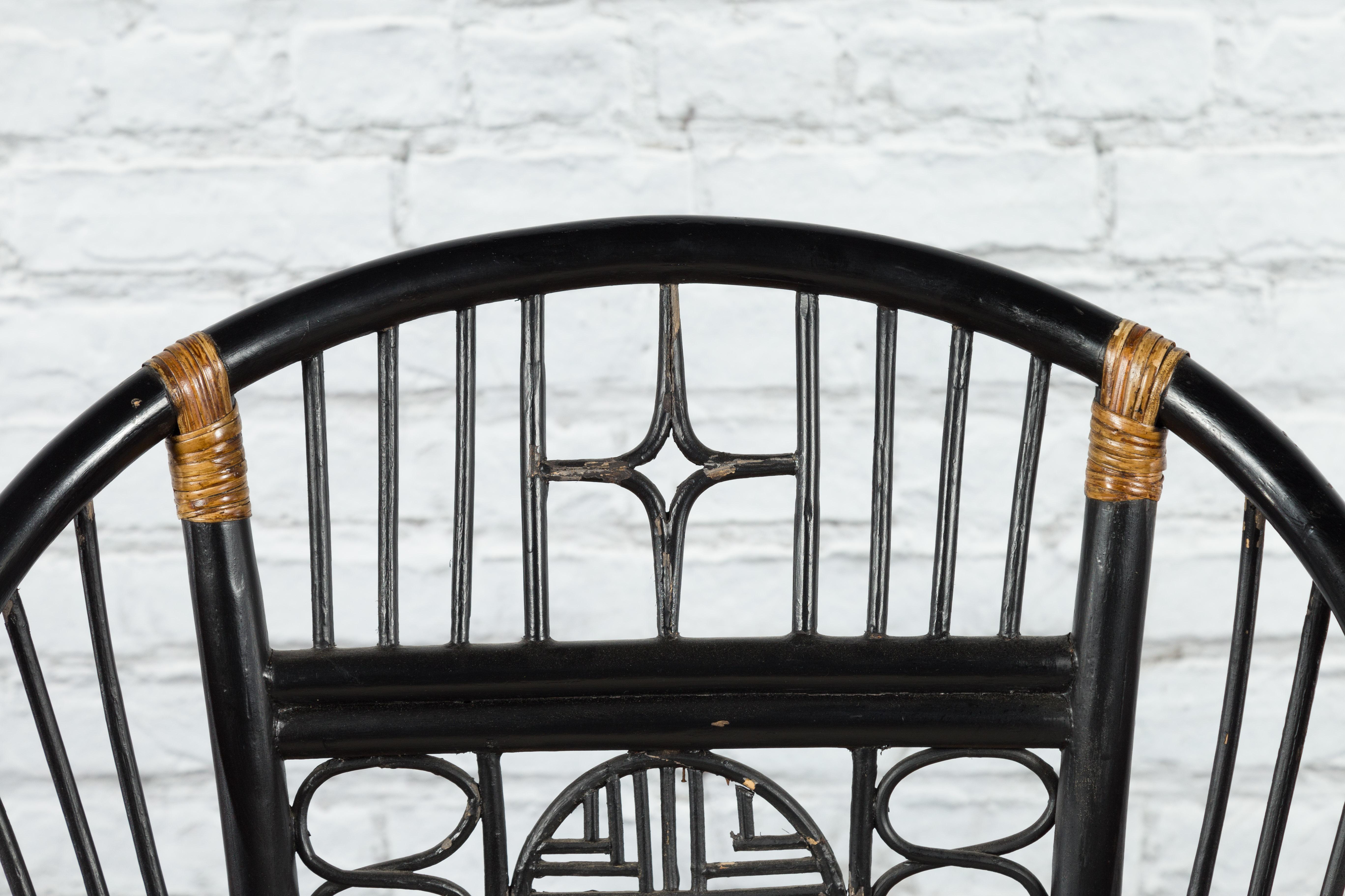 Chaise à dossier en fer à cheval avec motifs géométriques chantournés en bambou en vente 10