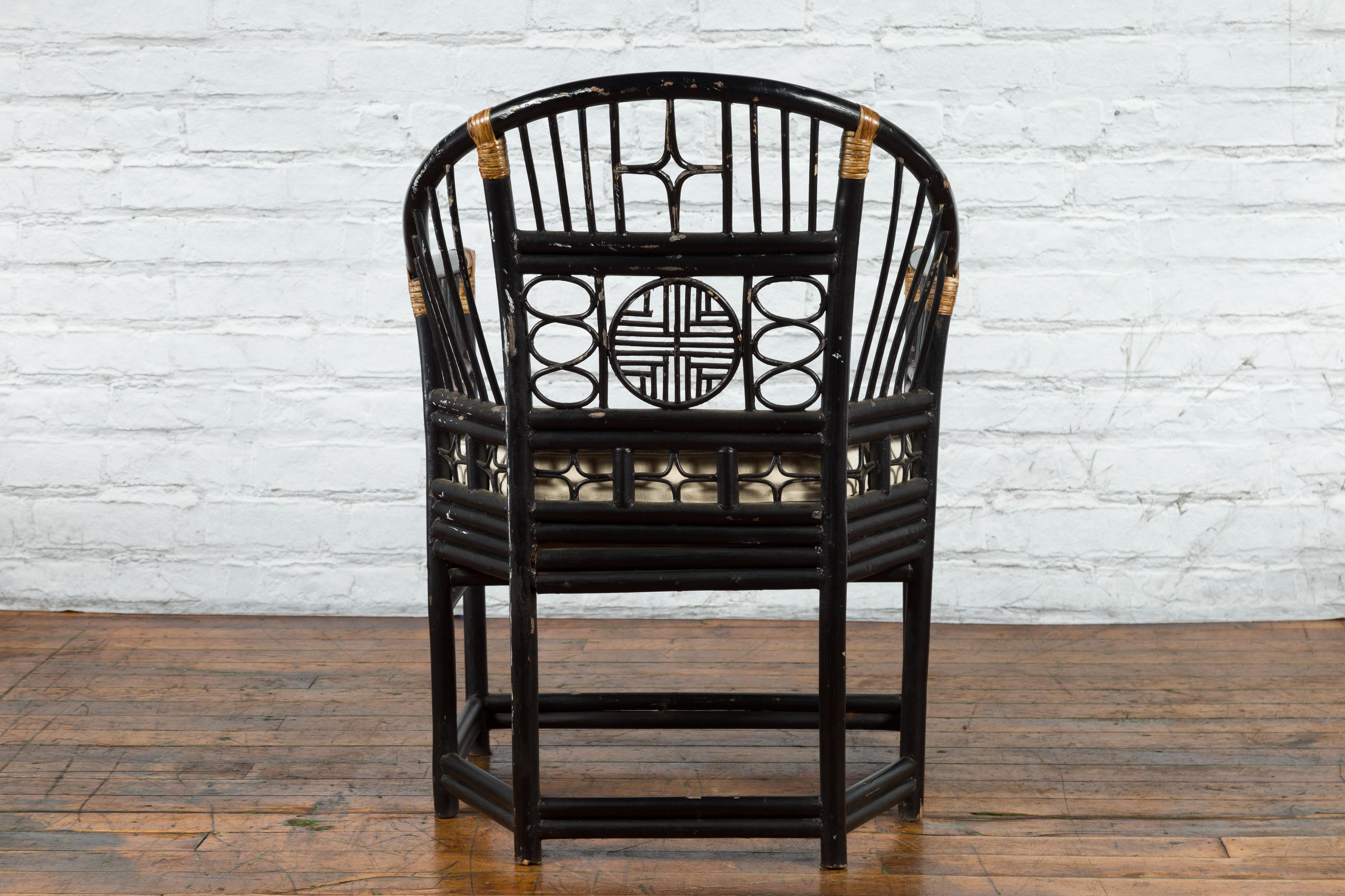 Horseshoe Back Chair with Bamboo Fretwork Geometric Motifs In Good Condition For Sale In Yonkers, NY