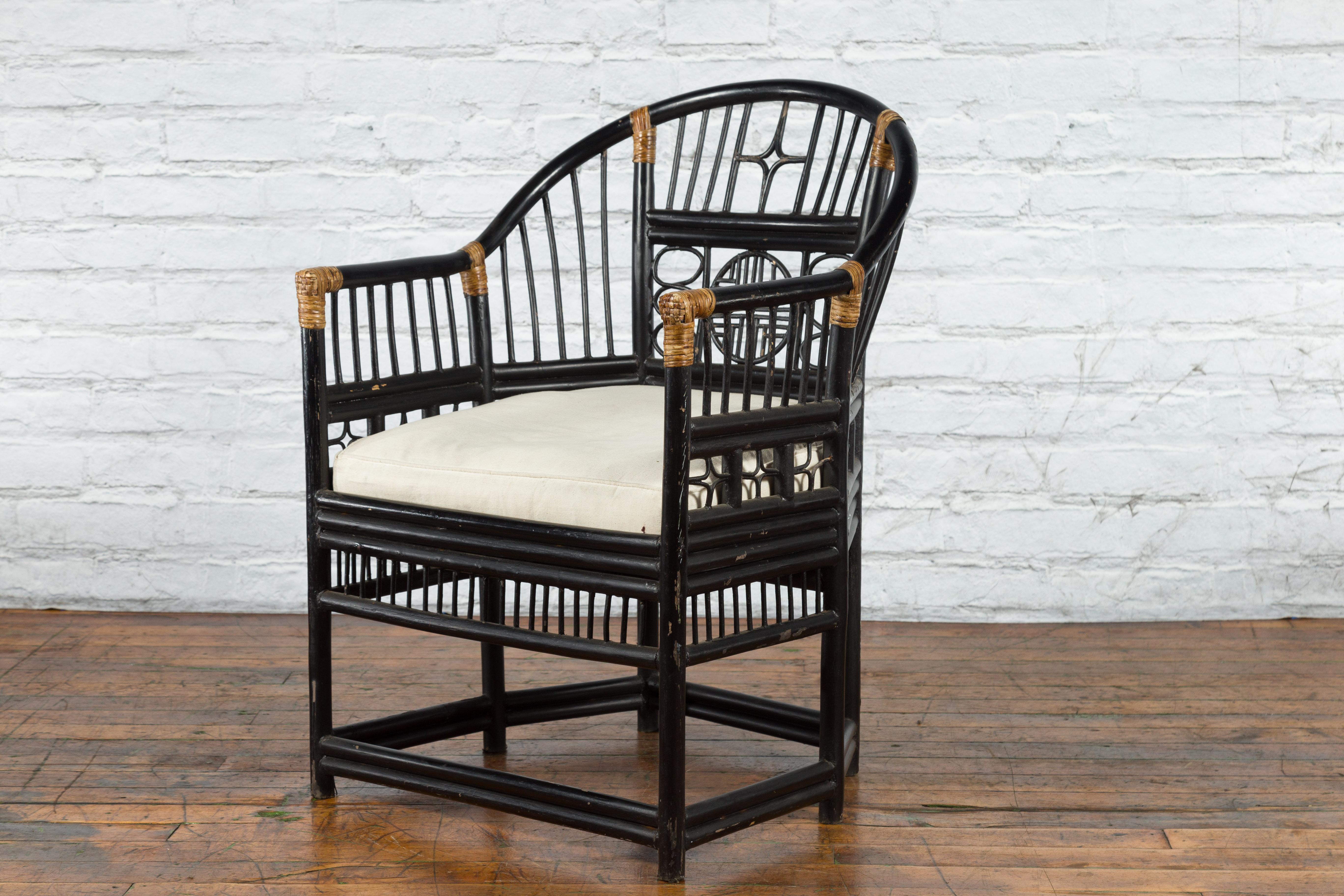 Tissu d'ameublement Chaise à dossier en fer à cheval avec motifs géométriques chantournés en bambou en vente