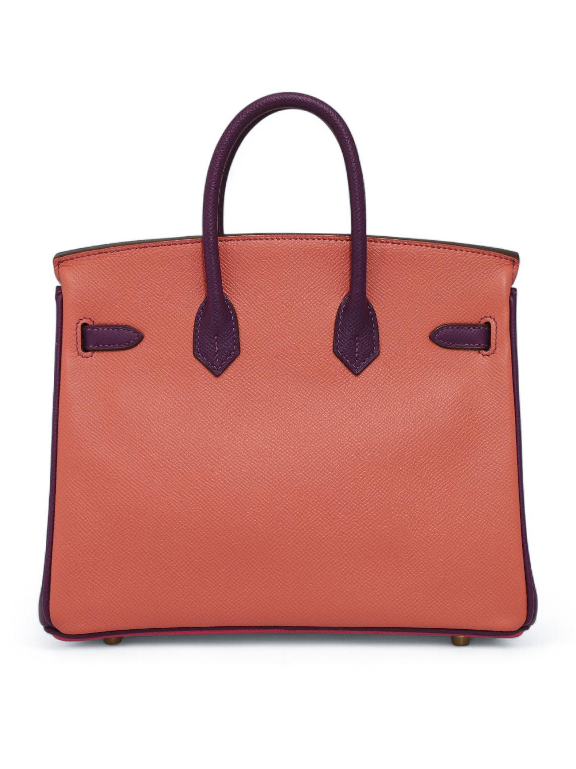 Magnifique commande spéciale Hermès Birkin 25 tricolore en cuir d'Epsom

Condit : très bon état
Fabriqué en France
Modèle : Birkin 25
MATERIAL : Cuir de veau d'Epsom
Intérieur : cuir lisse violet
Couleur : violet, rose, rose saumon