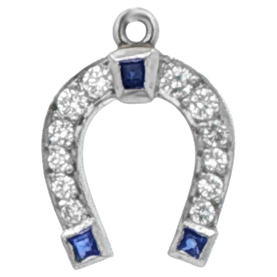 Breloque fer à cheval avec diamant et saphir, platine en vente