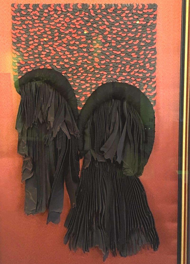 Bruciacchiato con taffetà plissettato e chiffon di seta con forme a ferro di cavallo 3D e paillettes vintage.