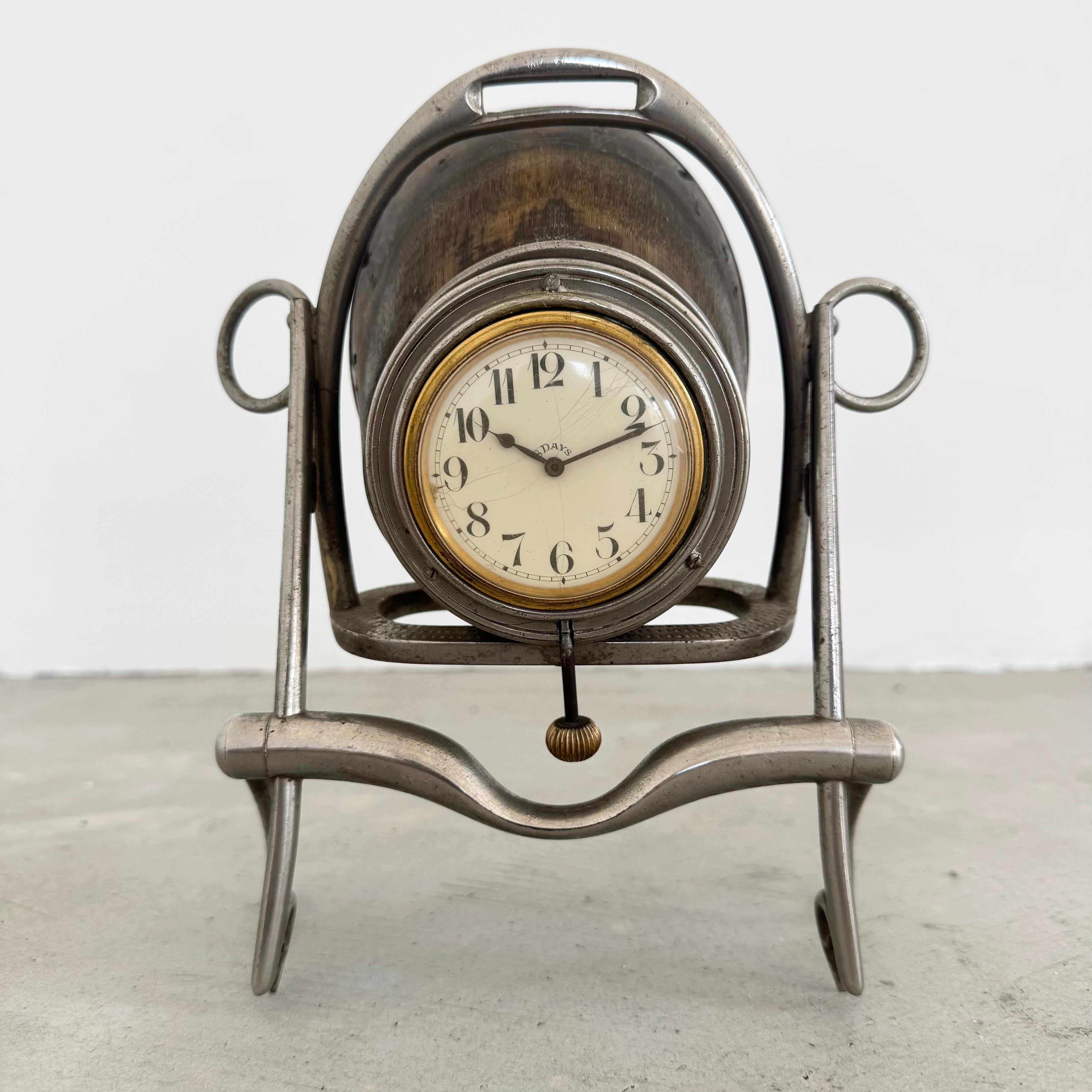 Horloge de table très inhabituelle d'Hermès. Mouvement suisse récemment révisé et en bon état de marche. L'horloge présente un fer à cheval encore attaché à un sabot de cheval flottant à l'intérieur d'une structure métallique ressemblant à un