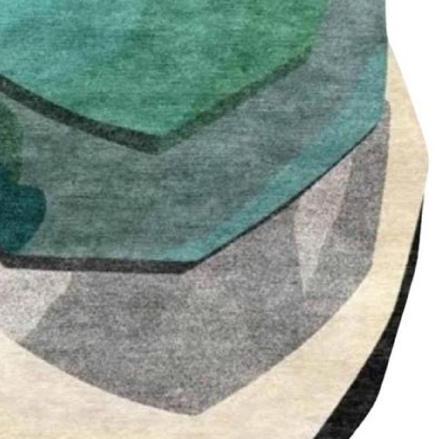 HORSESHOES ist ein skulpturaler Statement-Teppich, inspiriert von geschichteten Formen und grafischem Fluss. Das mit präzisen Konturen und kühner Symmetrie gestaltete Stück zeigt eine organische, schildartige Silhouette in erdigen Sandtönen und