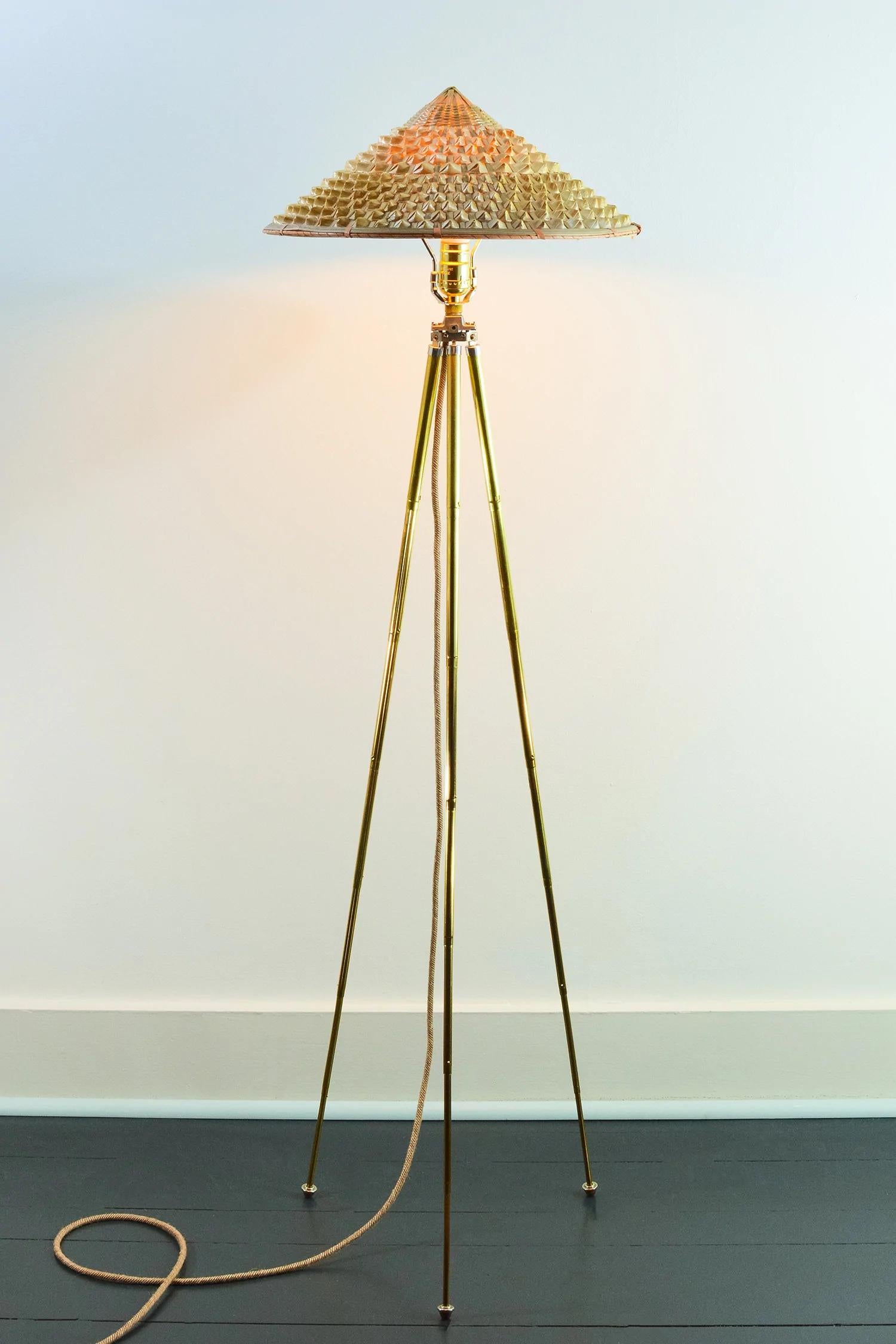 Art Déco Lampada a treppiede in ottone 'Horst' con paralume in erba intrecciata di Christopher Tennant and Tennant in vendita