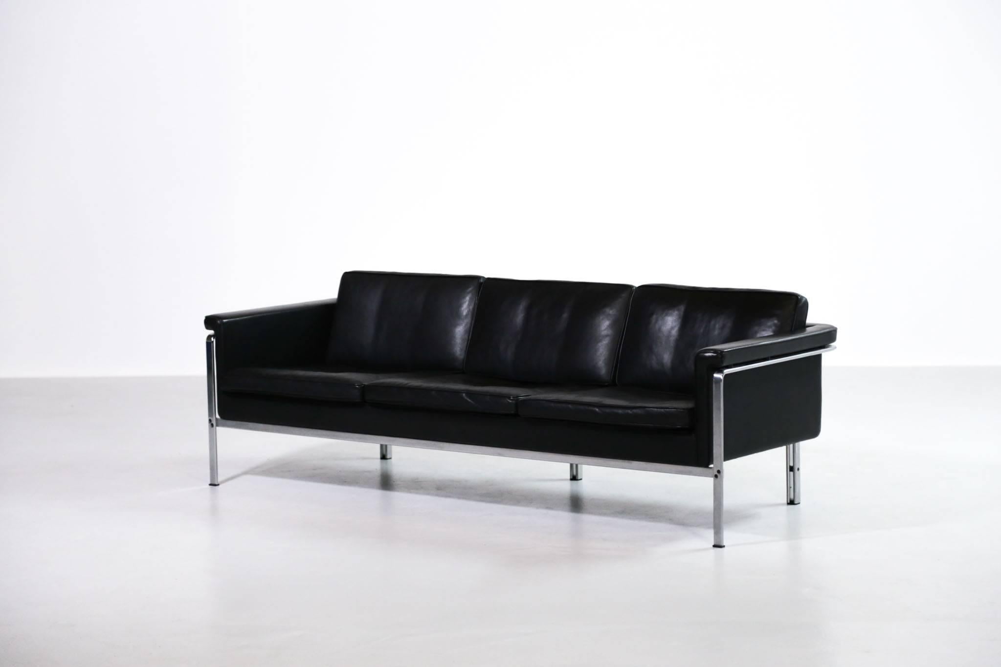 Rare sofa designed by Horst Bruning.
Very nice design made of black leather and steel.
 