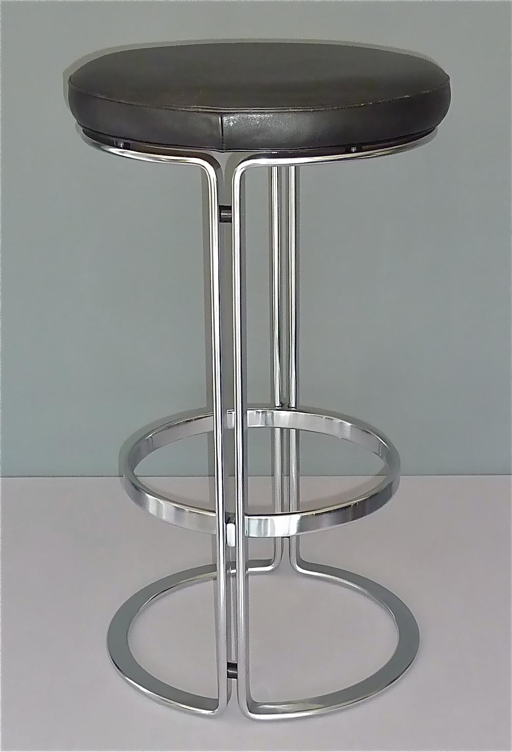Design Horst Bruning for Kill International, bar stool in steel and upholstered in black leather, Germany circa 1968s, heavy amazing high quality and comfortable seating.
The height of the bar stool is 80 cm / 31.50 inches tall and it has a width of