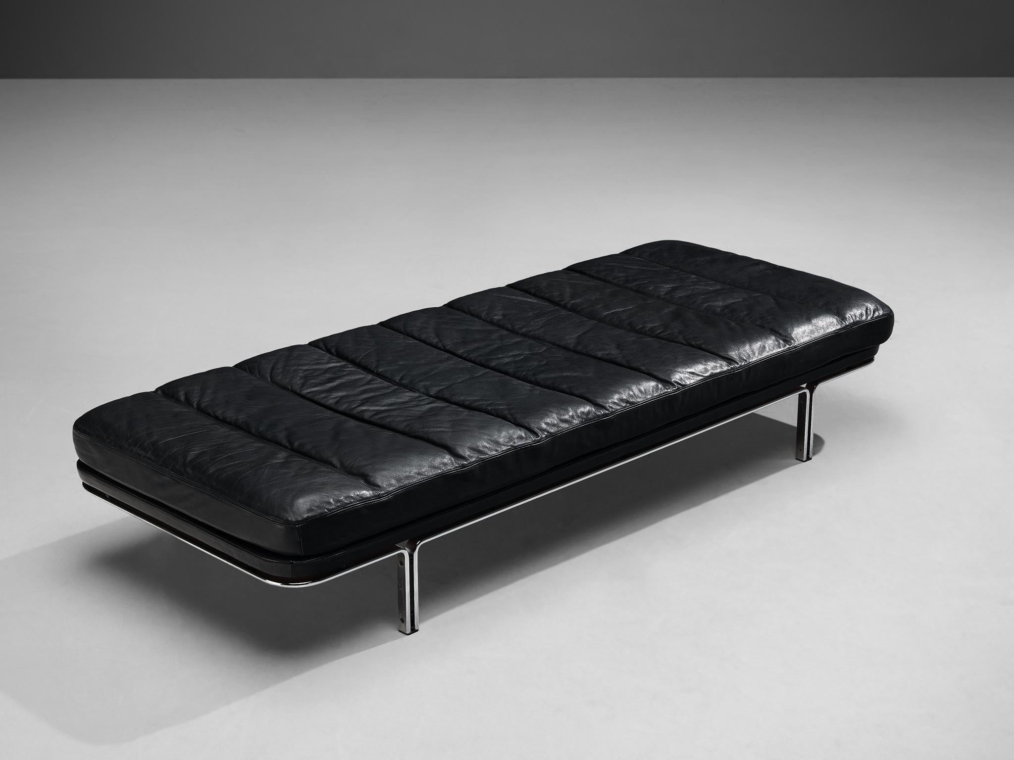 Horst Brüning for Kill International, daybed model 6915, chrome-plated steel, leather, Germany, 1960s 

This well-designed daybed shows a solid construction of delicate lines and round edges. Most remarkable is the minimalist chrome frame that