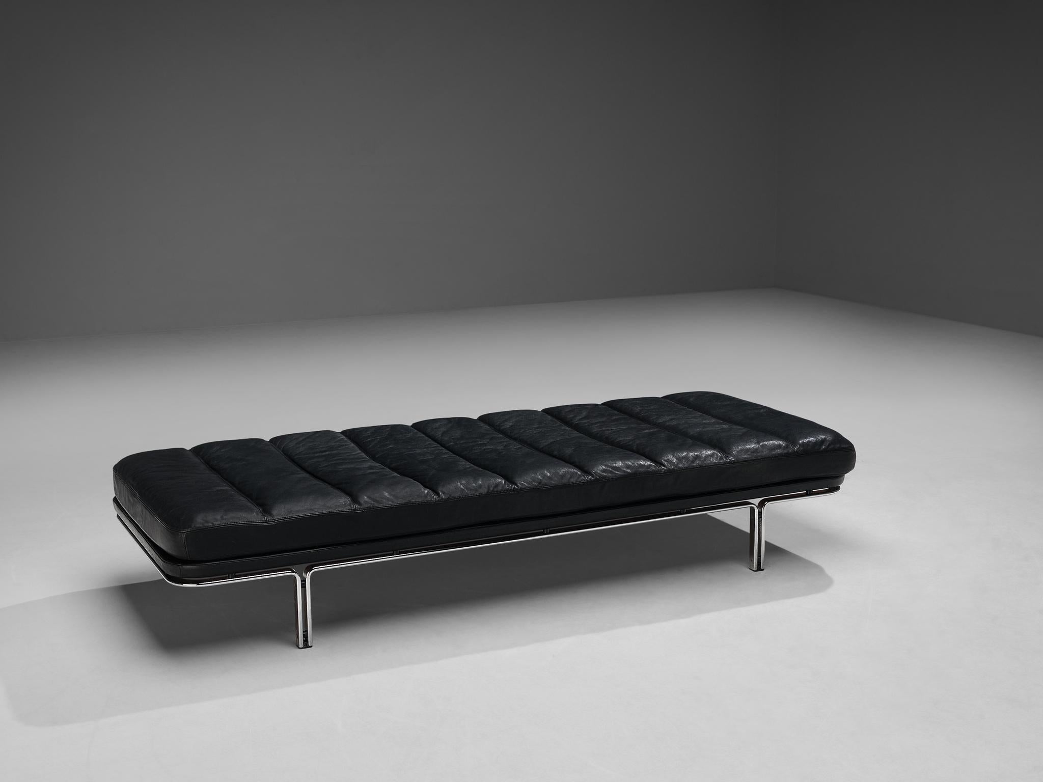 Horst Brüning Daybed in Original Black Leather and Steel  In Good Condition For Sale In Waalwijk, NL