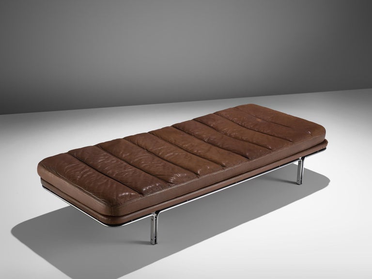 Horst Brüning for Kill International, daybed model 6915, steel, leather, Germany, 1960s 

This well-designed daybed shows a solid construction of delicate lines and round edges. Most remarkable is the minimalist chrome frame that holds the leather