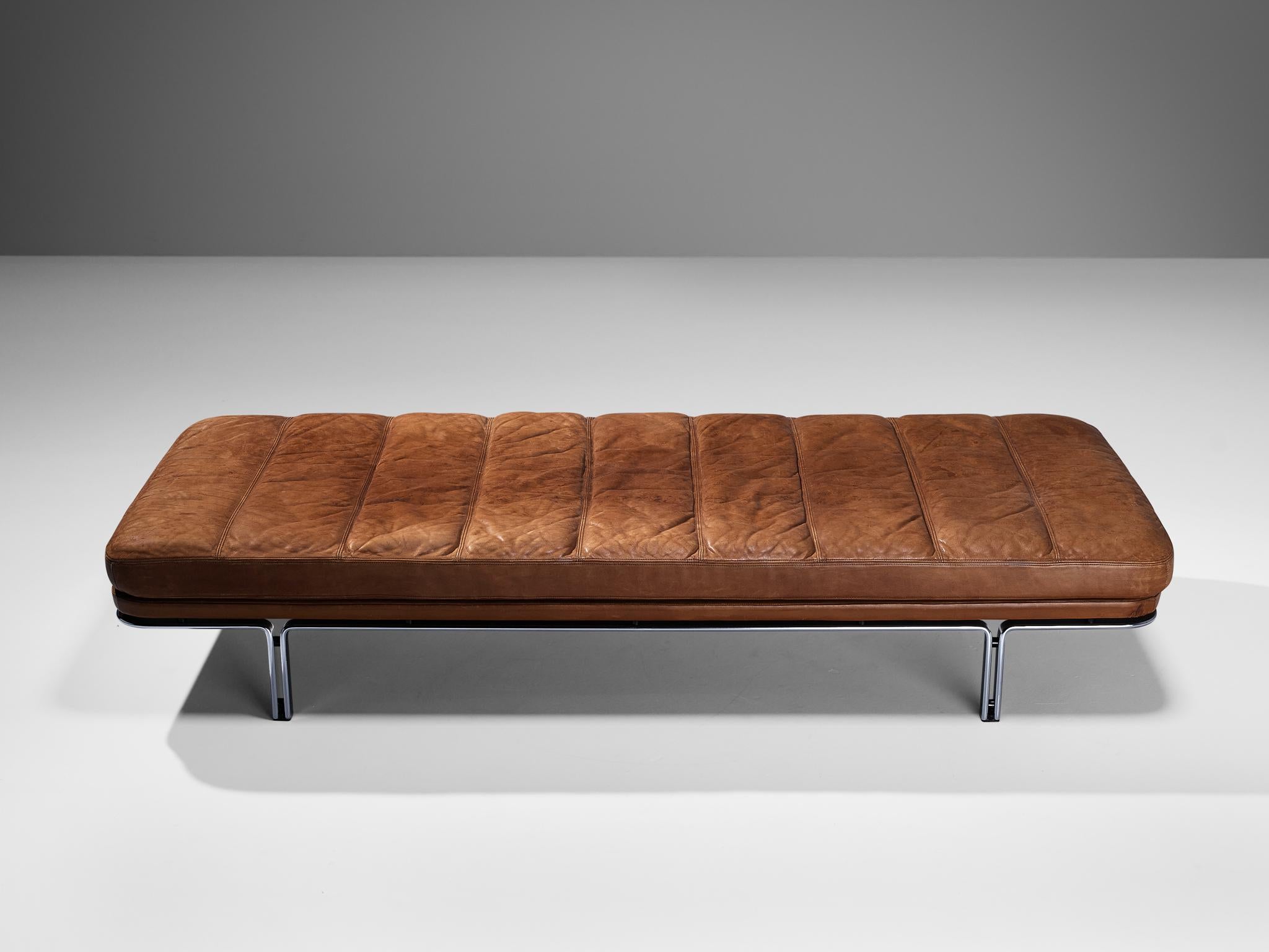 Horst Brüning for Kill International, daybed model 6915, chrome-plated steel, leather, Germany, 1960s 

This well-designed daybed shows a solid construction of delicate lines and round edges. Most remarkable is the minimalist chrome frame that holds