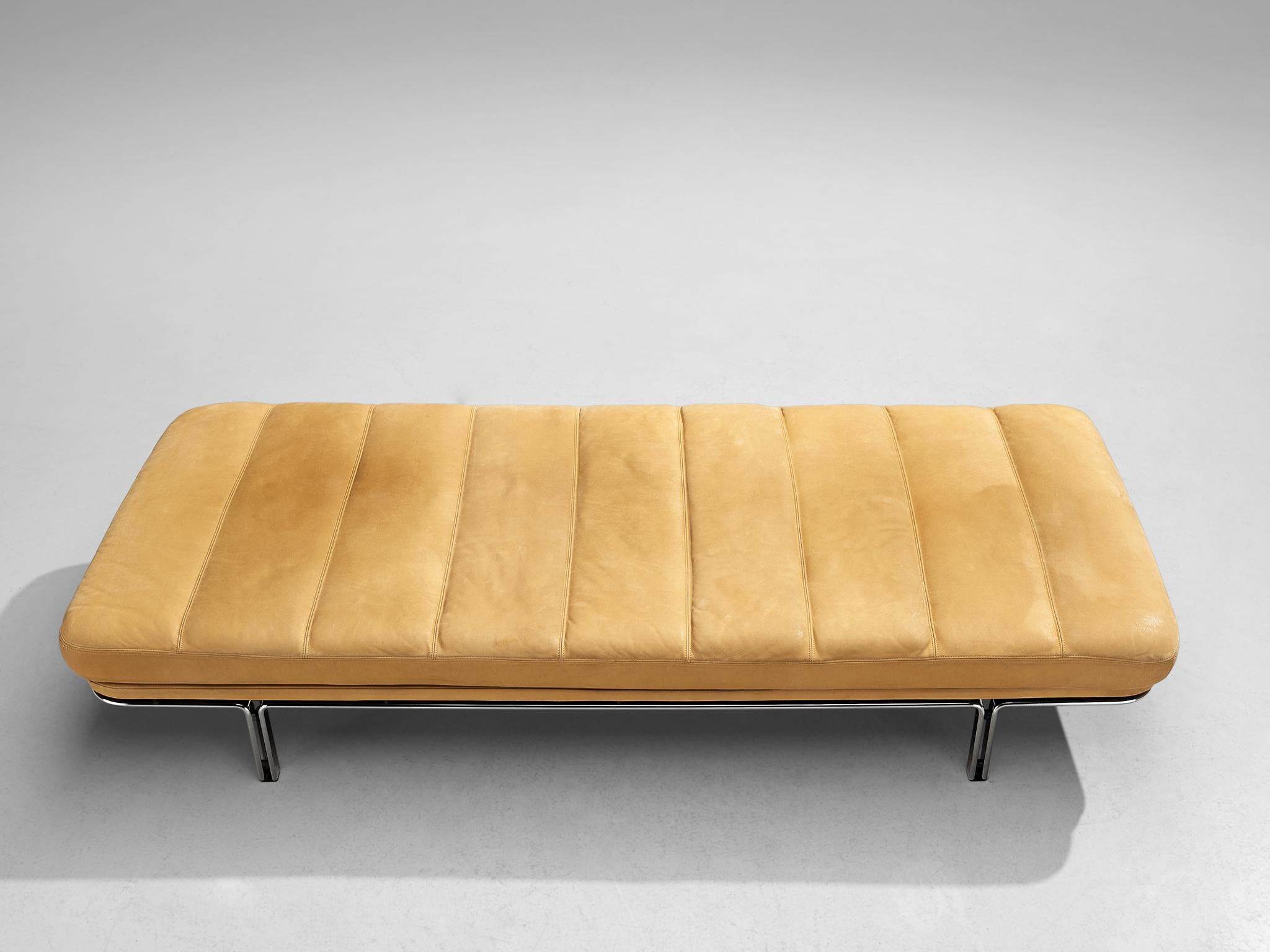 Horst Brüning Daybed in Steel and Camel Leather For Sale 2