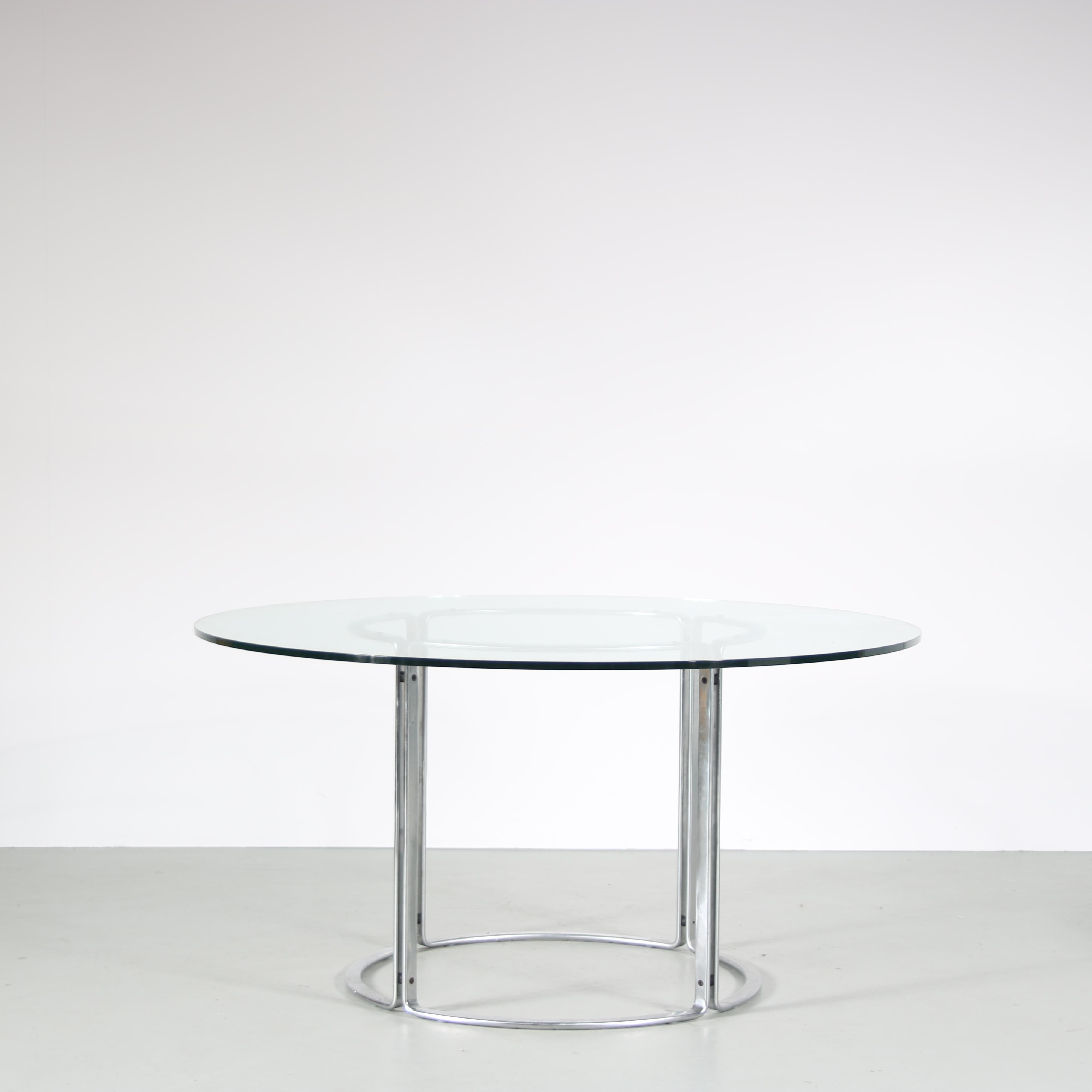 A beautiful and large dining table designed by Horst Brüning, manufactured by Kill International in Germany around 1960.

This high quality piece features a chrome plated metal base with a round clear glass top. The metal base is really nicely