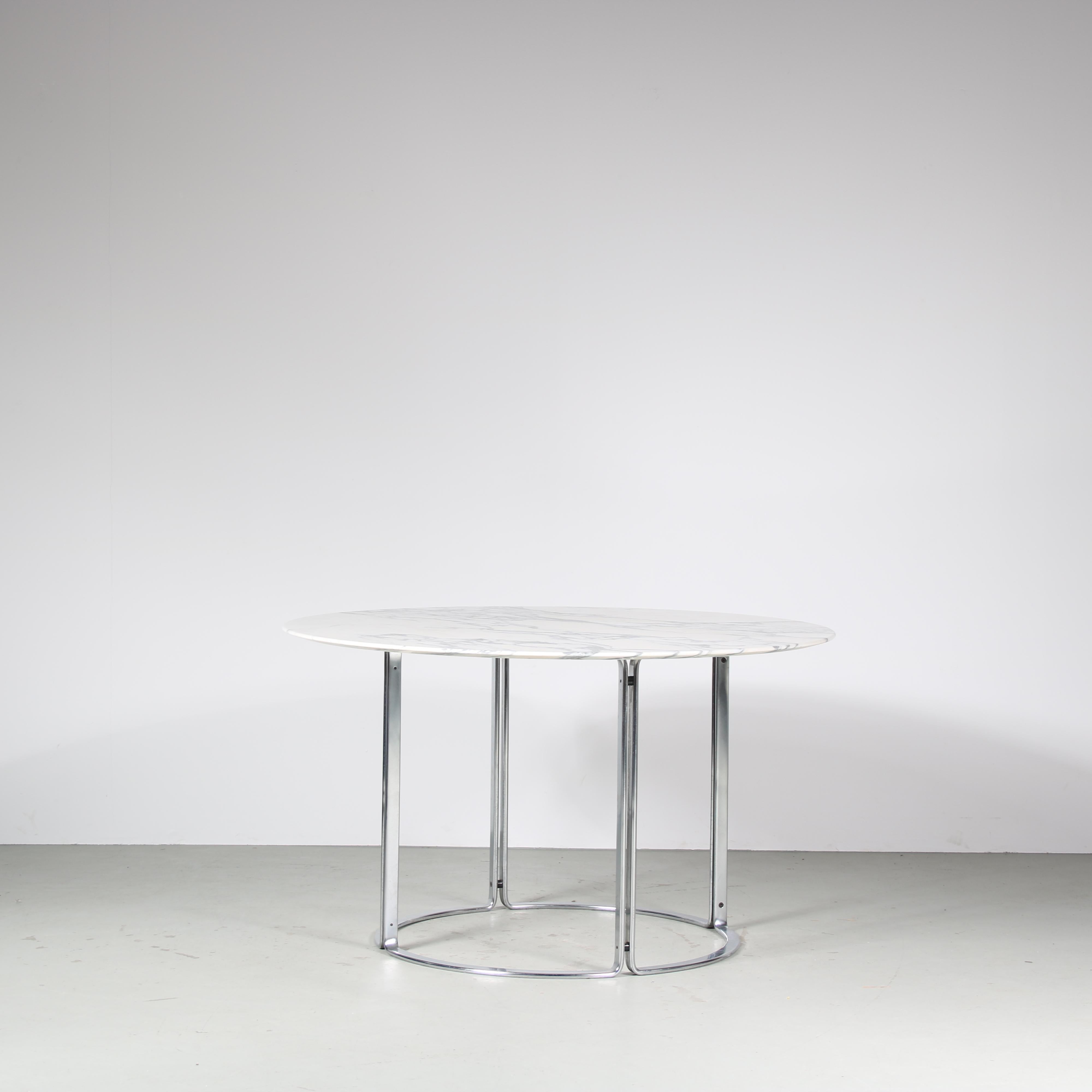 A beautiful round dining table designed by Horst Brüning, manufactured by Kill International in Germany around 1960.

This high quality piece features a chrome plated metal base with a round white marble top. The metal base is really nicely made,