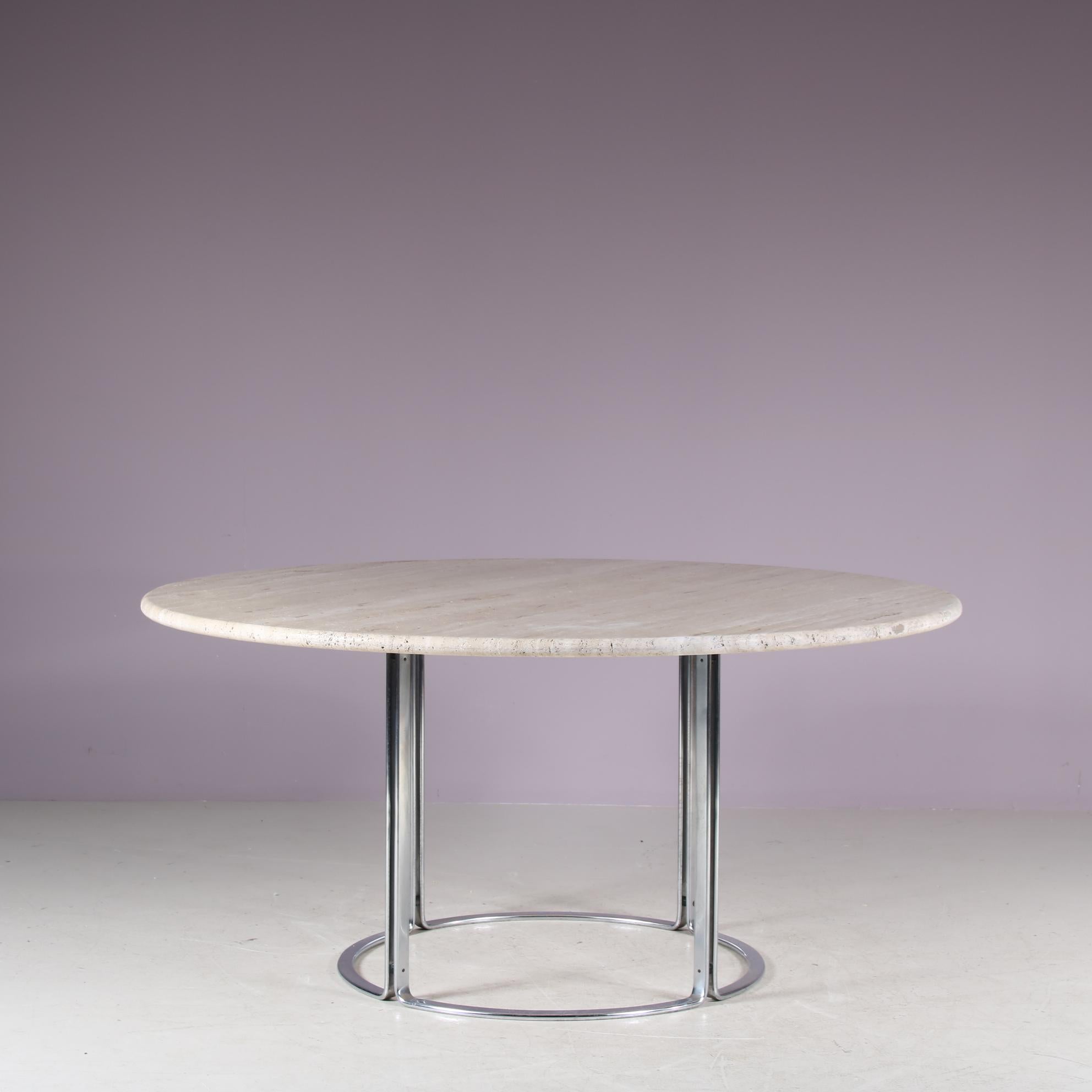 Magnifique table de salle à manger ronde dessinée par Horst Brüning, fabriquée par Kill International en Allemagne vers 1960.

Cette pièce de haute qualité se compose d'une base en métal chromé et d'un grand plateau rond en travertin. La base en
