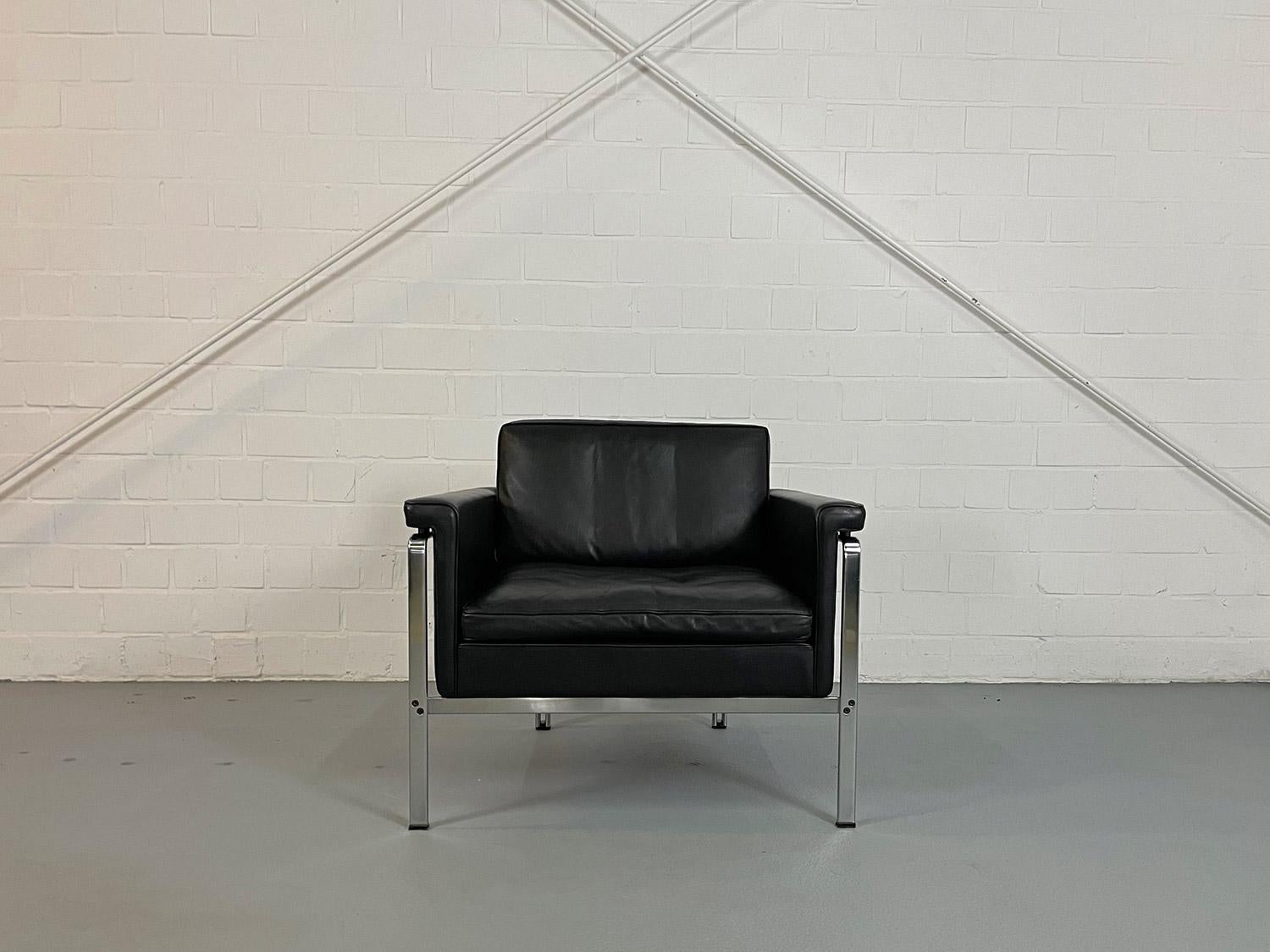Black leather armchair designed by Horst Brüning for Kill International in the 1960s. Due to the great design of the armchair, it can be wonderfully combined with existing design classics by Preben Fabricius, Jorgen Kastholm, Paul Kjaerholm or Mies