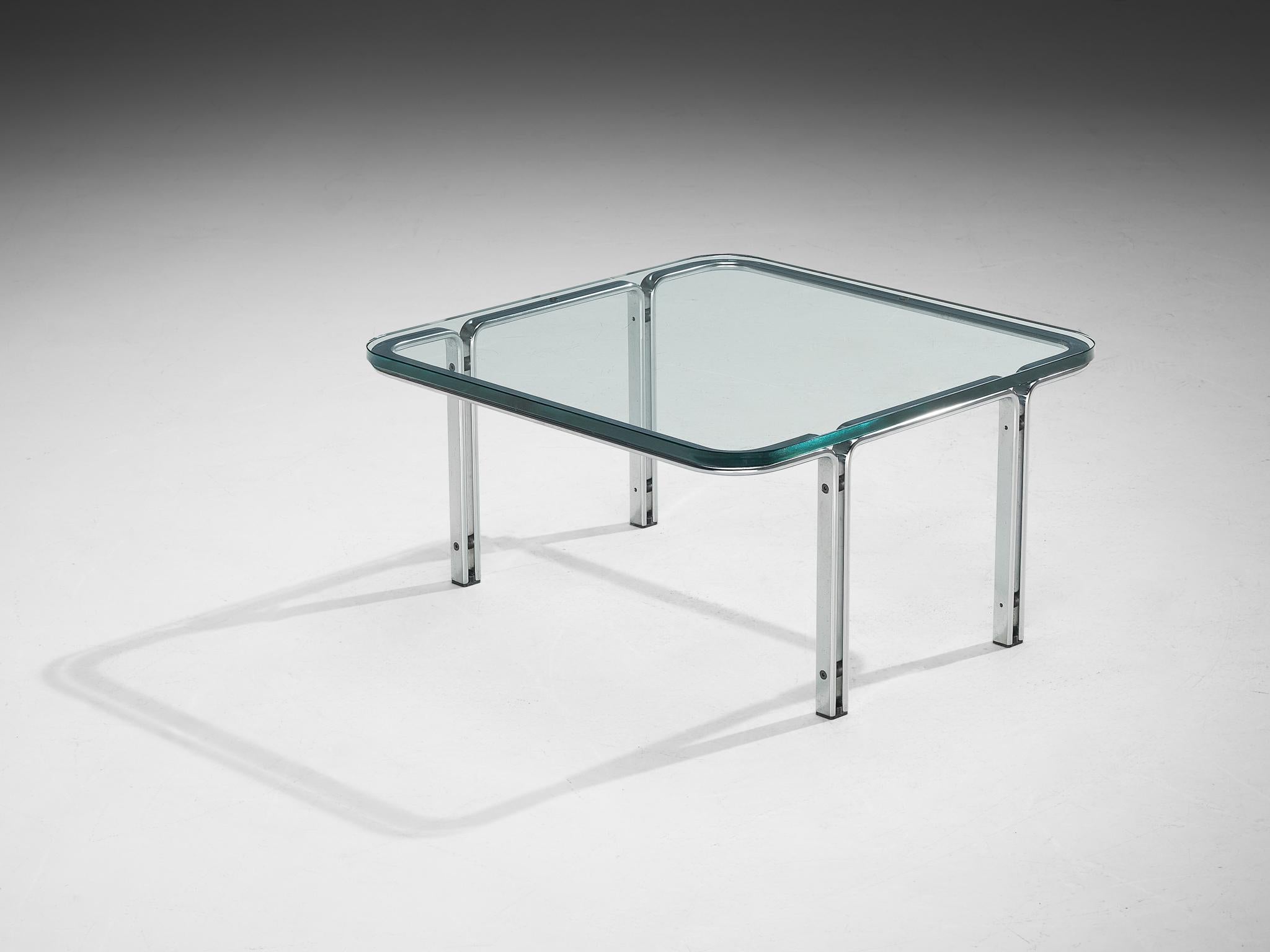 Horst Brüning für Kill International, Couchtisch, Glas, Stahl, Deutschland, 1970er Jahre. 

Quadratischer Couchtisch aus Stahl und Glas. Das Design ist minimalistisch, doch das Zusammenspiel der MATERIALIEN verleiht dem Tisch seine unverwechselbare