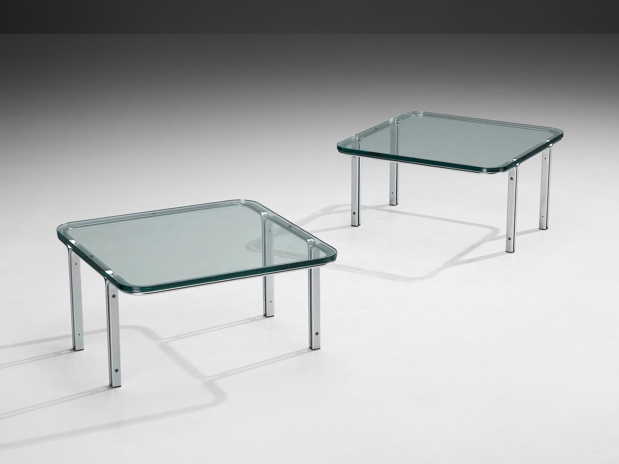 Horst Brüning pour Kill International, tables basses, verre, acier, Allemagne, années 1970. 

Table à cocktail carrée fabriquée en acier et en verre. Le design est minimaliste, mais le jeu des matériaux confère à la table son esthétique moderne