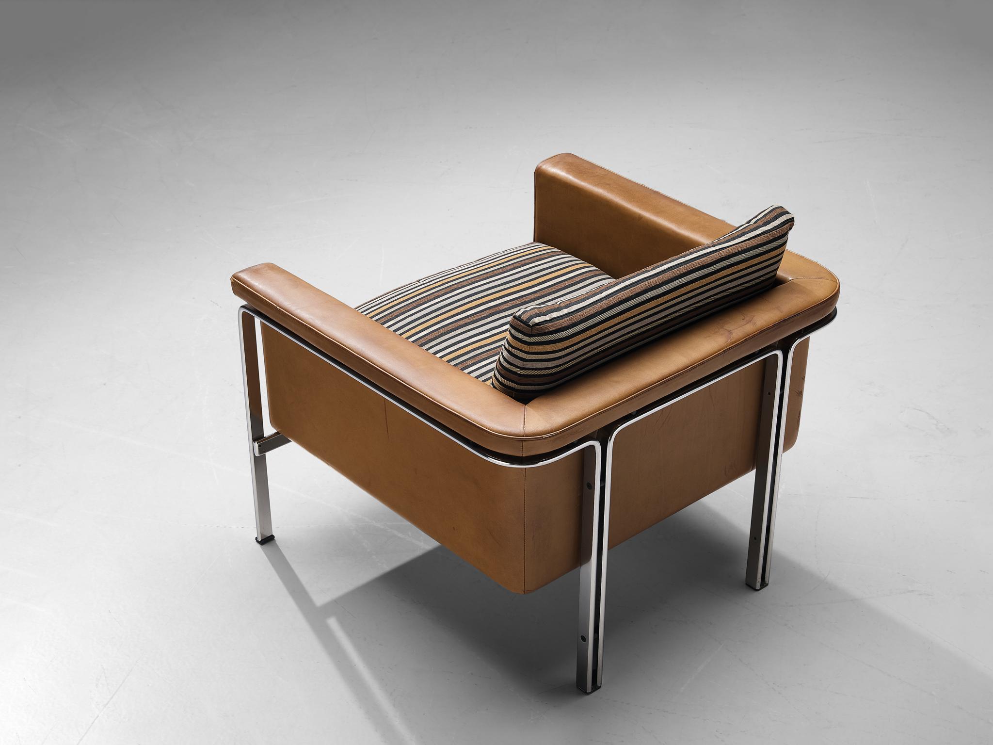Horst Brüning pour Kill International, chaise longue modèle '6912', cuir, chrome, tissu, Allemagne, 1967. 

Ce fauteuil bien conçu montre une construction solide aux lignes délicates et aux bords arrondis. Le plus remarquable est le cadre chromé